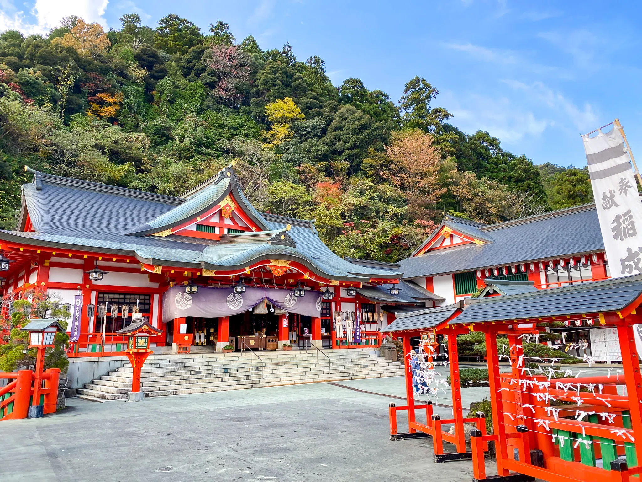 山陰の小京都・津和野の街並みを臨む神社／太鼓谷稲成神社｜才谷梅太郎