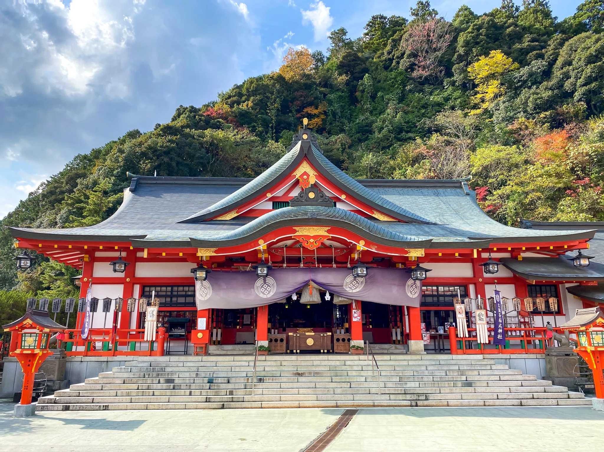 山陰の小京都・津和野の街並みを臨む神社／太鼓谷稲成神社｜才谷梅太郎