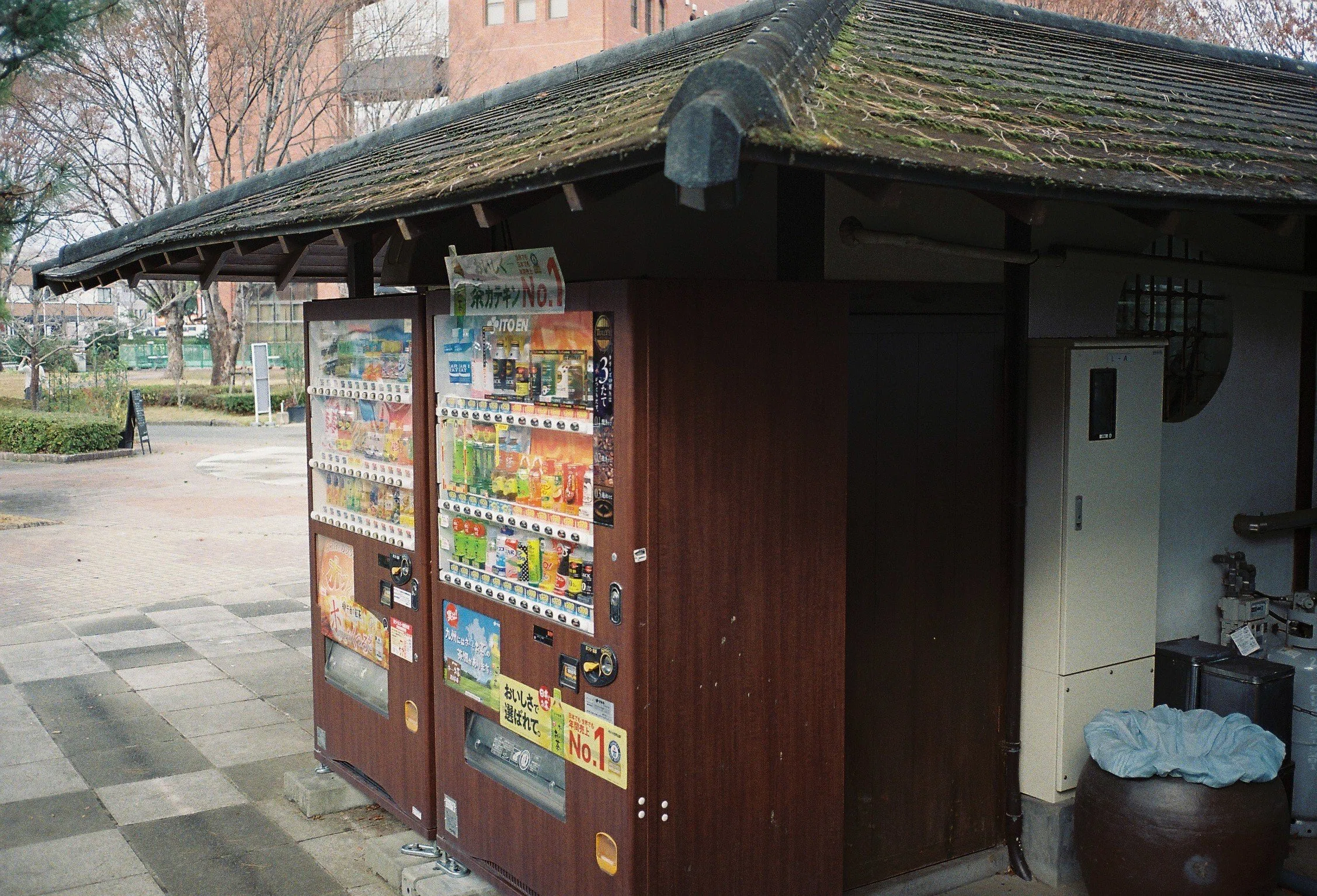 油彩画 『自販機のある風景』 自動販売機のある風景：写真家 大橋英児 · Lomography