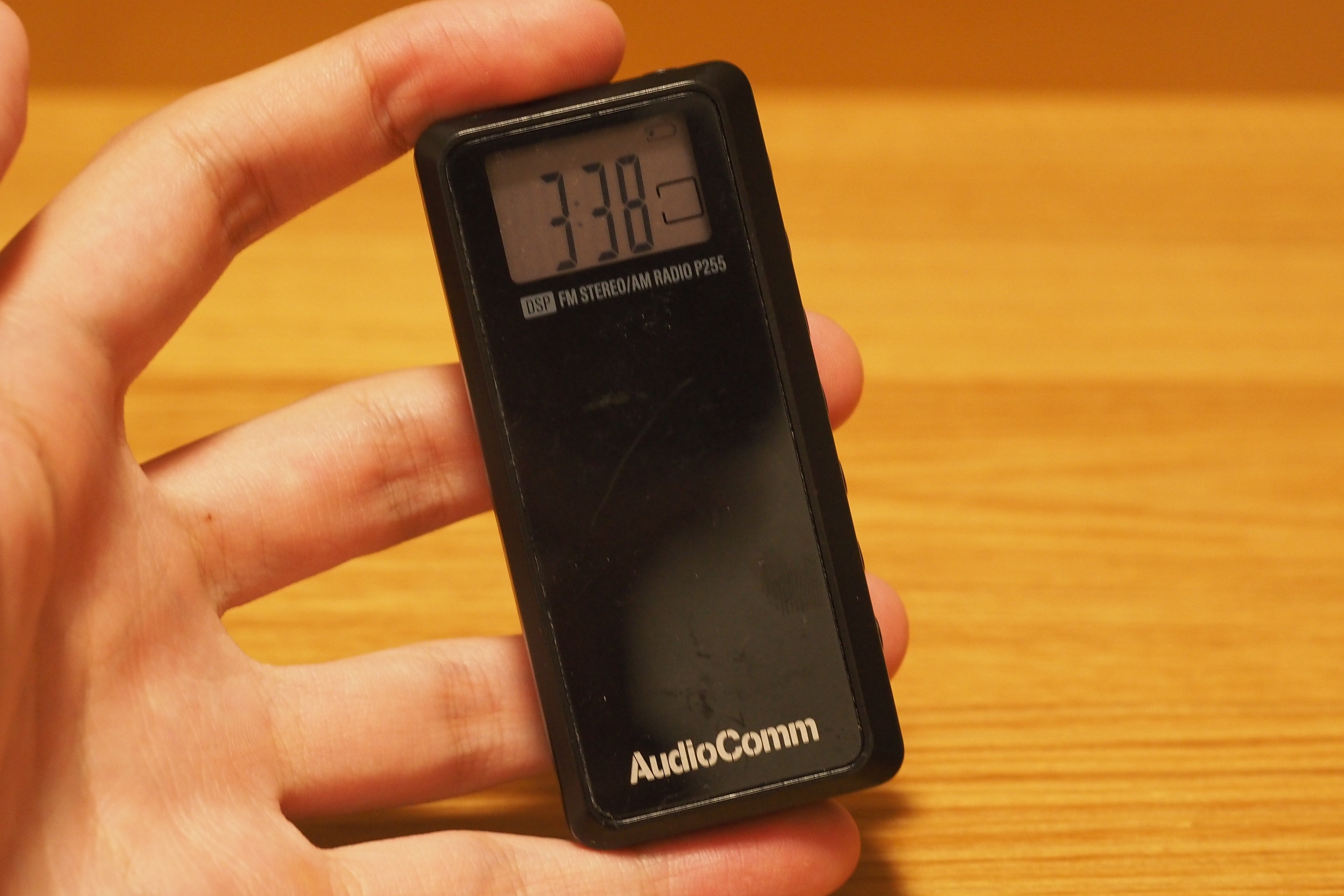 通勤時に便利なポケットラジオ オームAudioComm RAD-P255N