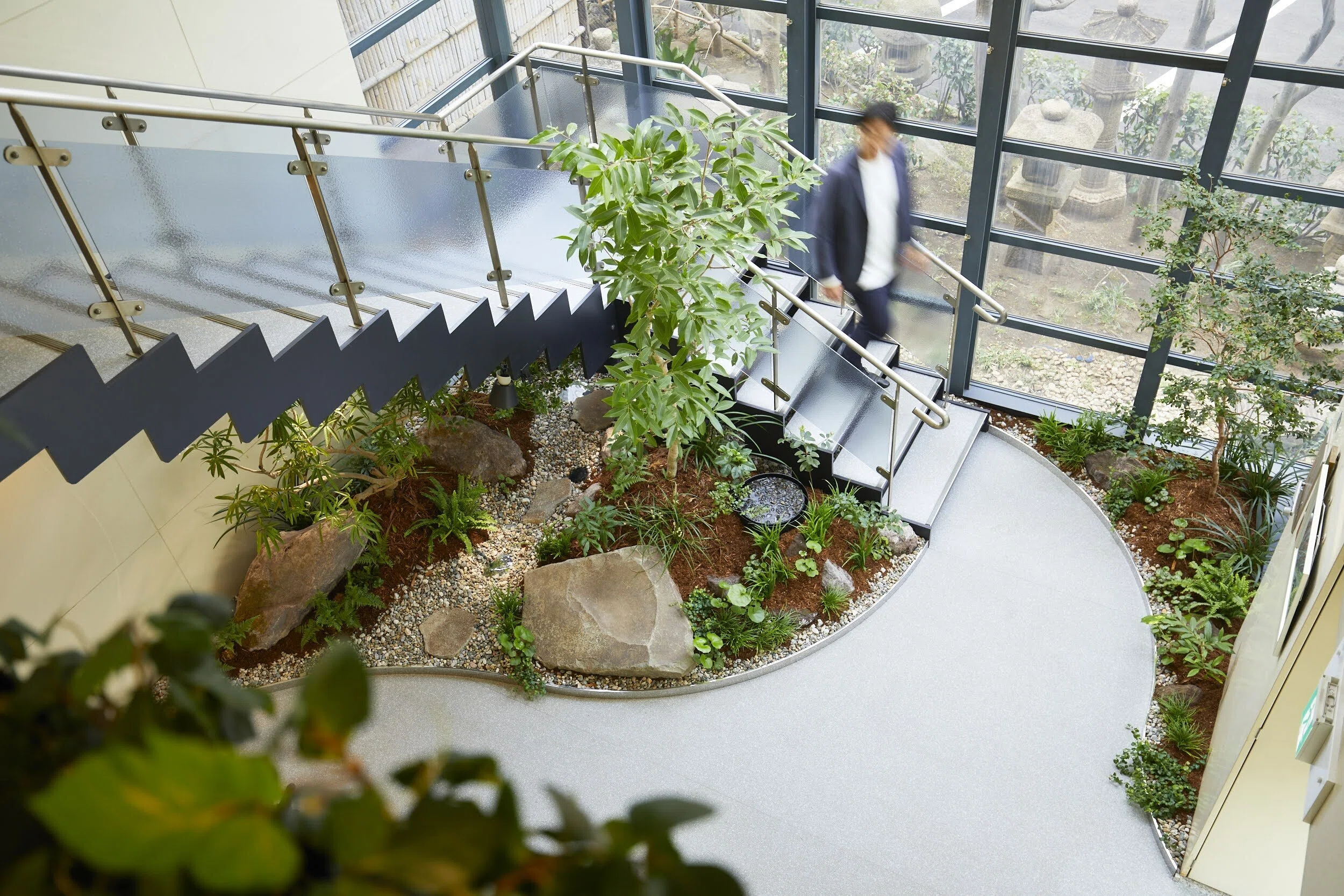 自然に学び、創り上げた「源庭」 箱根植木 本社エントランス｜parkERs