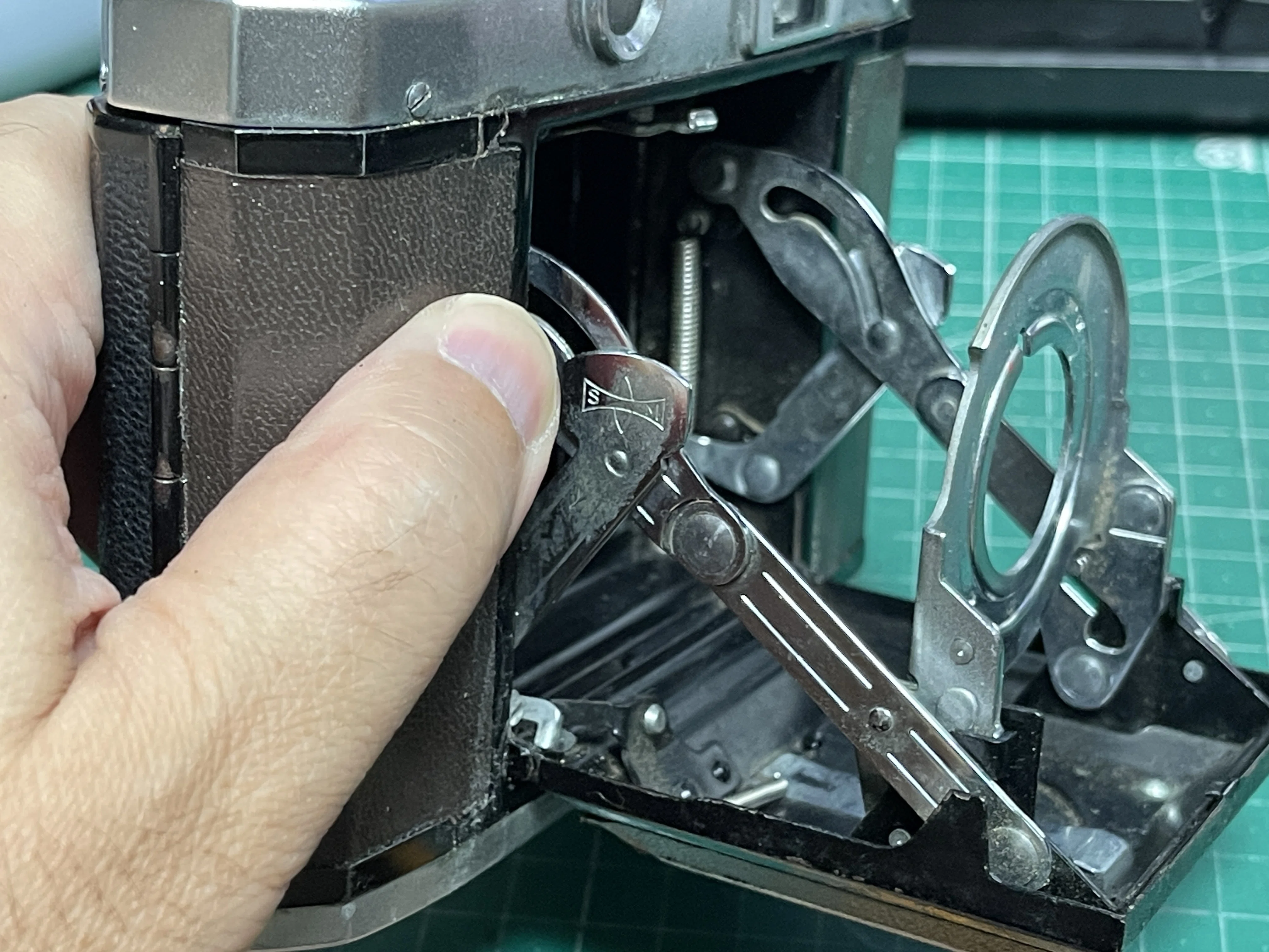 Mamiya6の蛇腹交換手術｜怪力熊男