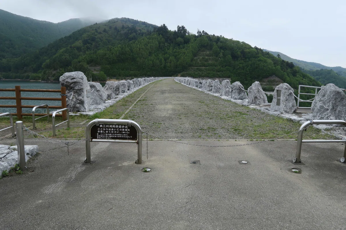 南相木ダム　天端通路入口　徒歩可能