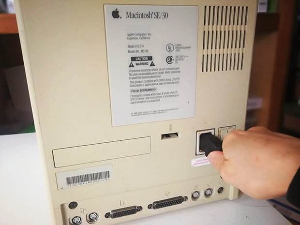 マイリュックはMacintosh SE/30！ 89年製Macを最新LEDリュックに