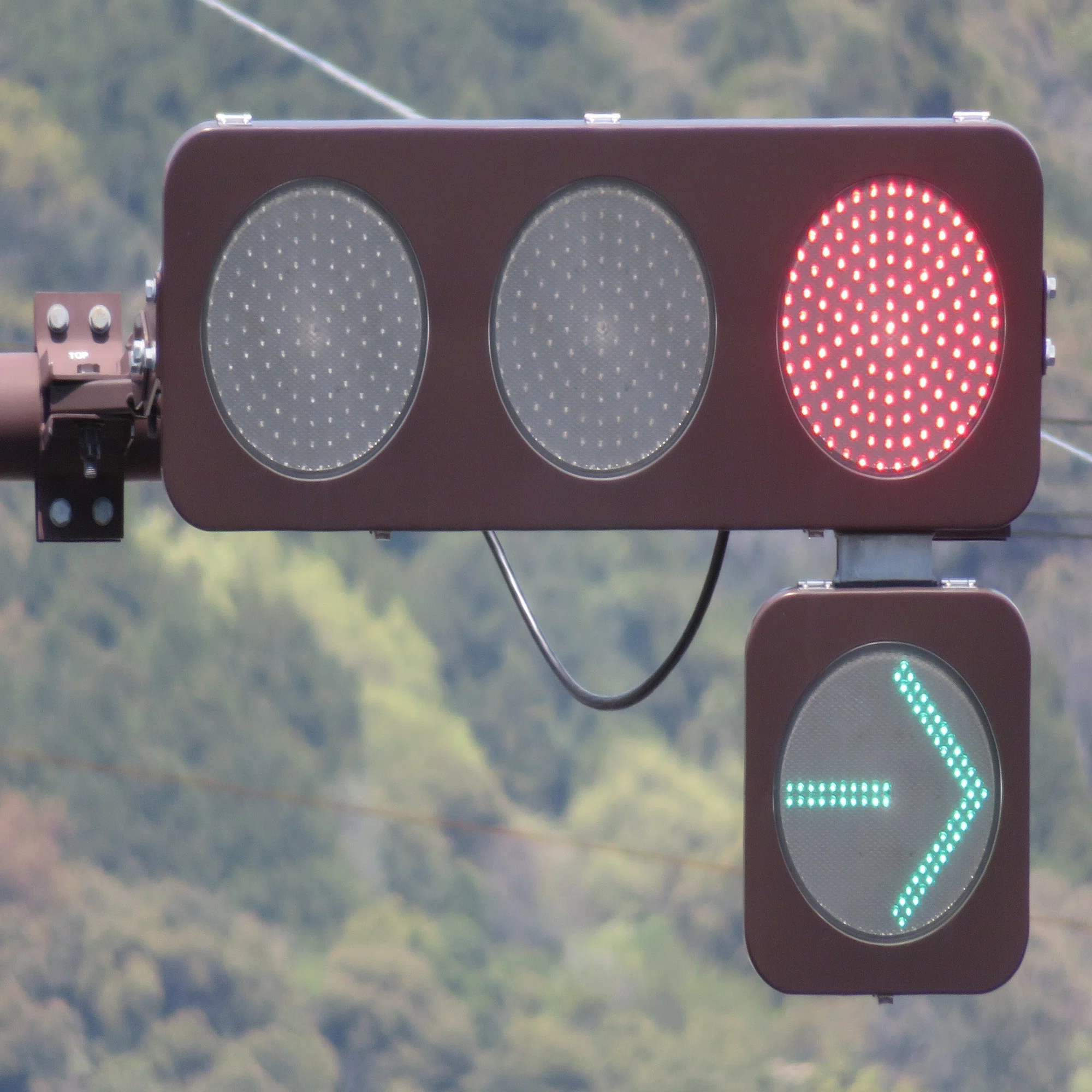 山口県13の市すべてに低コスト型の矢印灯器が最低1つは設置されている 