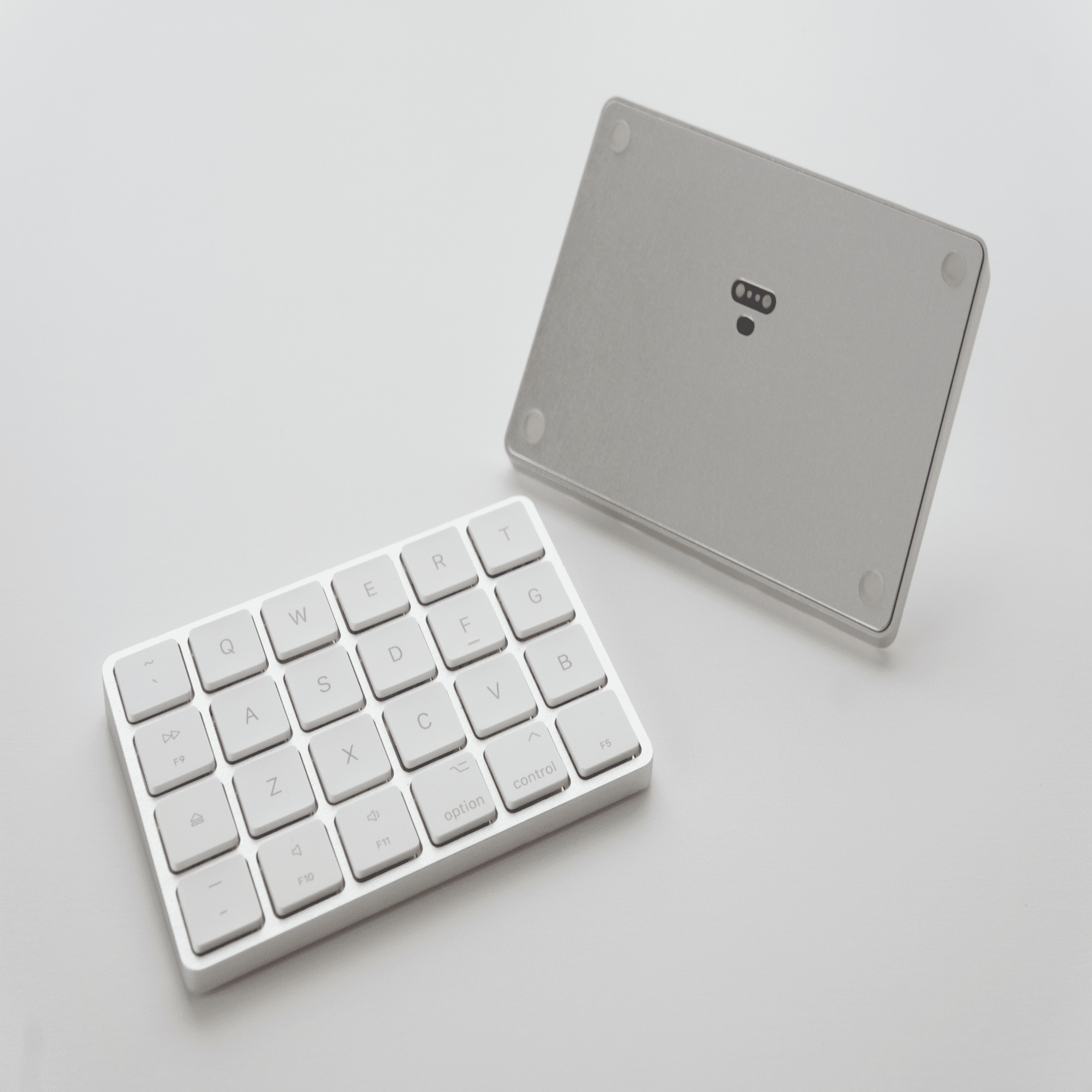 Magic Split 自作キーボード メンブレン+シザー方式で無線分割キーボードを自作した話｜cop