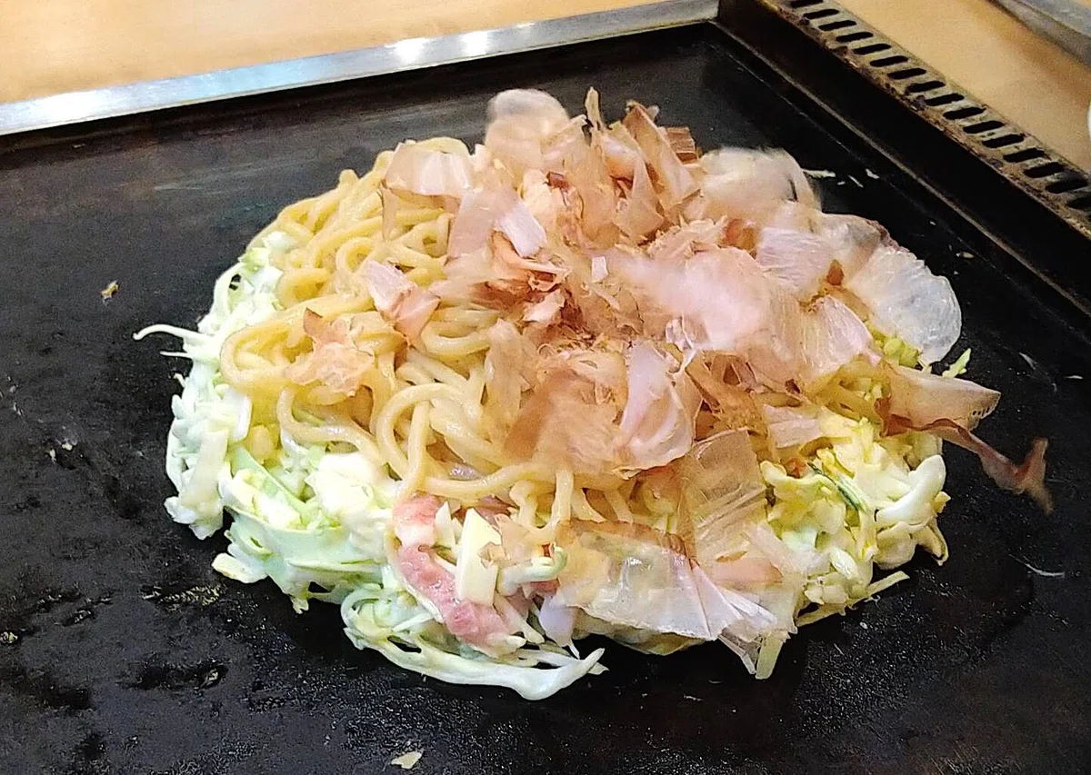 お好み焼き 大阪『鶴橋風月』~【鶴橋風月名物】風月焼き (モダン焼き) です!|ぐるぐる