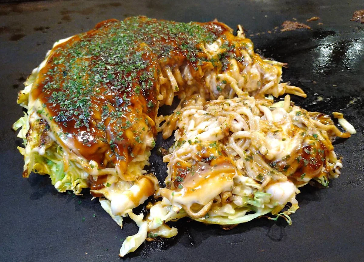 お好み焼き 大阪『鶴橋風月』~【鶴橋風月名物】風月焼き (モダン焼き) です!|ぐるぐる