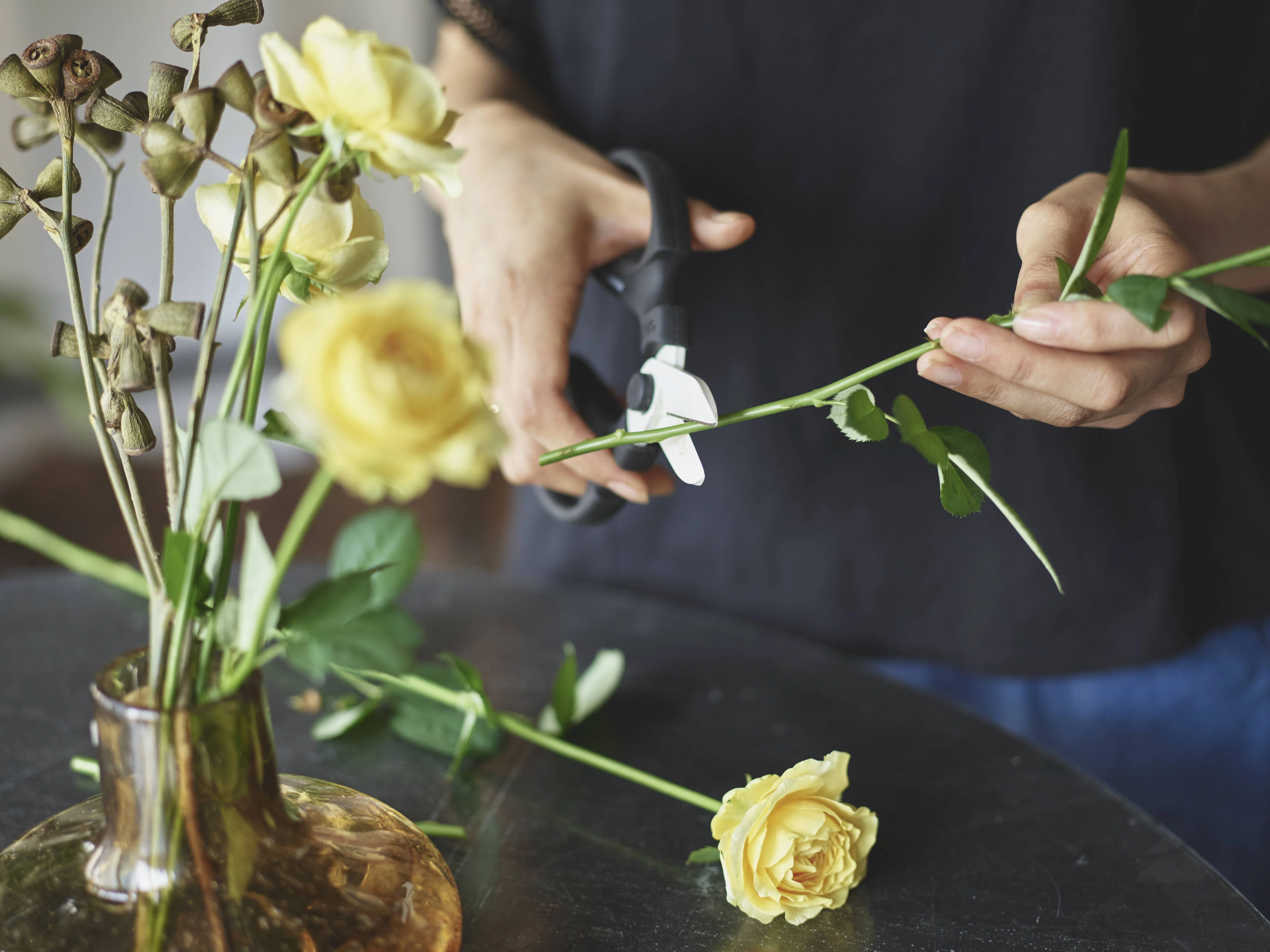 週末のルーティンに“花瓶のお手入れ”を｜簡単にできるメンテナンス術