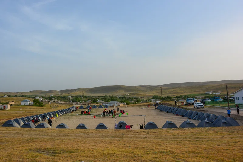 学校隣のキャンプ地(Photo Credit: Global Limits)