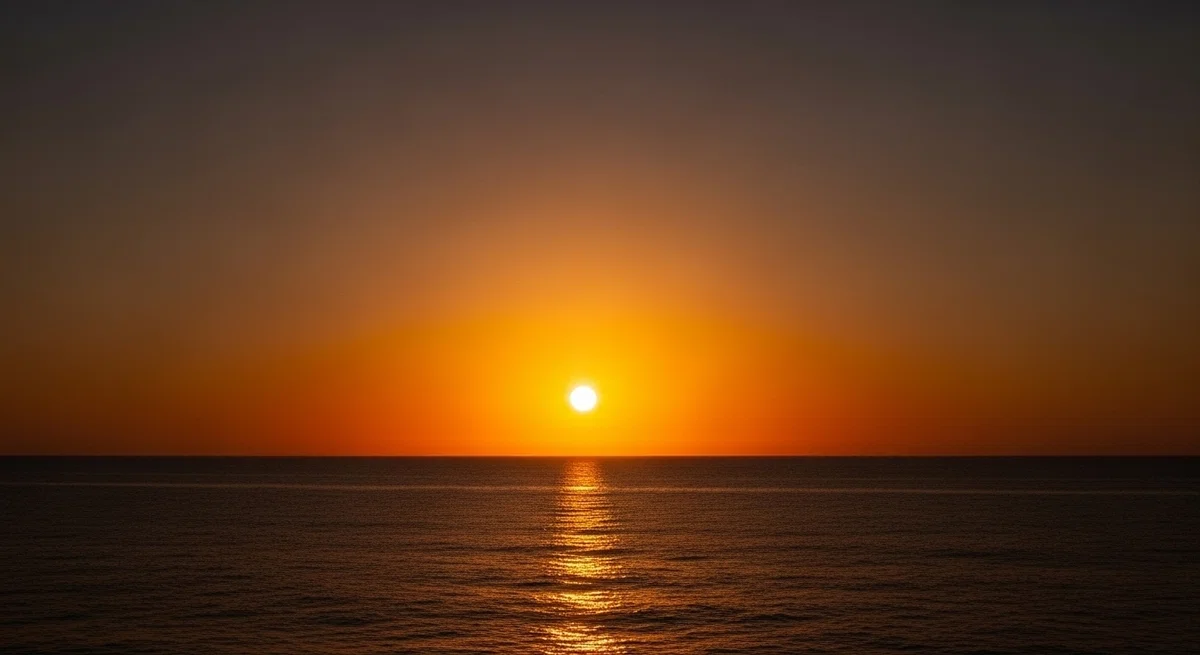 水平線から太陽が昇る