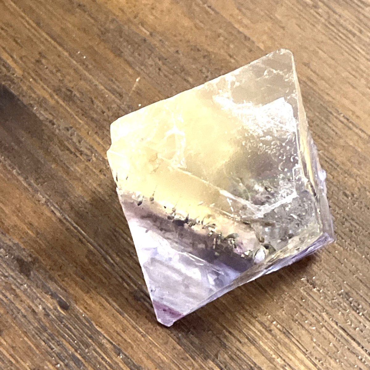 イリノイフローライト　蛍石八面体　イリノイ州産　鉱物標本 特別なイリノイ州産八面体蛍石｜さとうかよこ（きらら舎）