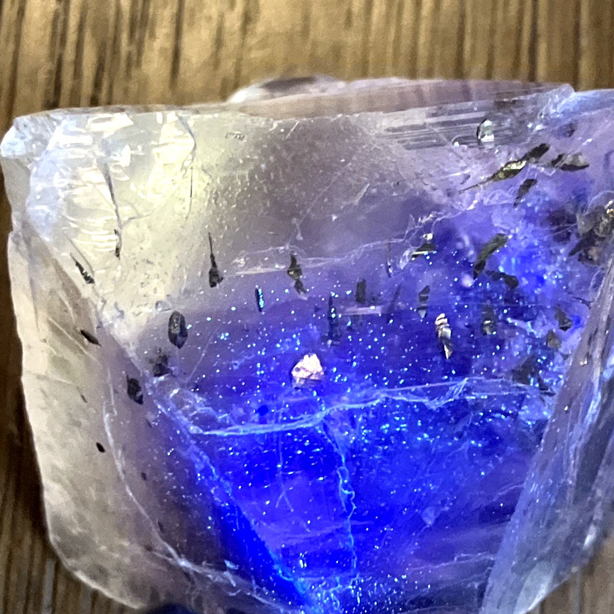 イリノイ州 Cave in Rock産 蛍光八面体フローライト (Polish