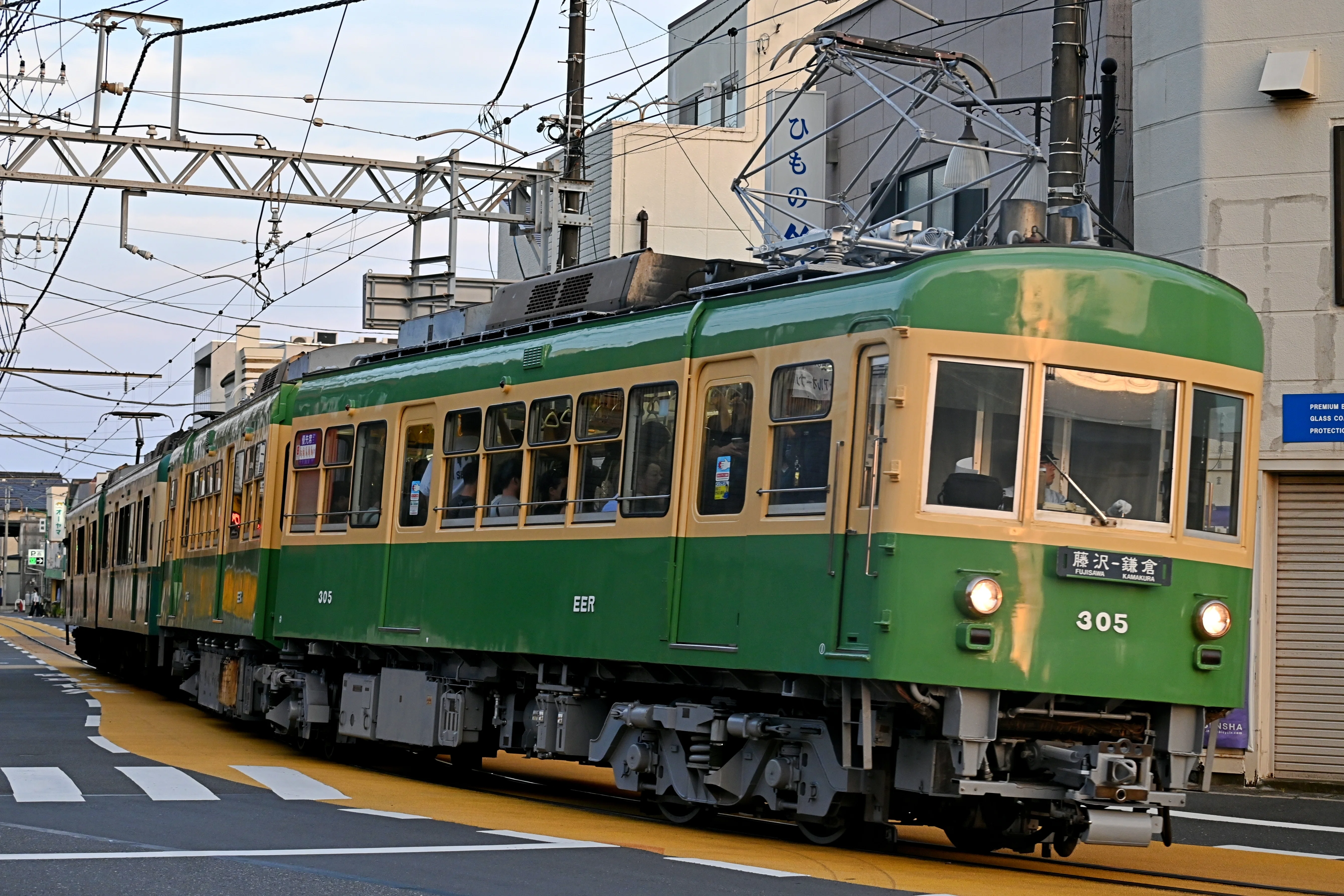 江ノ島電鉄 最古参の300形 登場65年目の検査出場でピッカピカに！｜隣