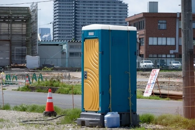 空調服のファン全開で仮設トイレに突入した話｜空調屋の嫁 | 建築業界 