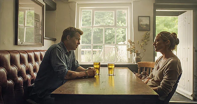 映画『F1/エフワン』のワンシーン、ケイトを演ずるケリー・コンドン（右）
