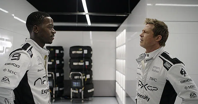 映画『F1/エフワン』のワンシーン。ジョシュアを演ずるダムソン・イドリス（左）とソニーを演ずるブラット・ピット（右）