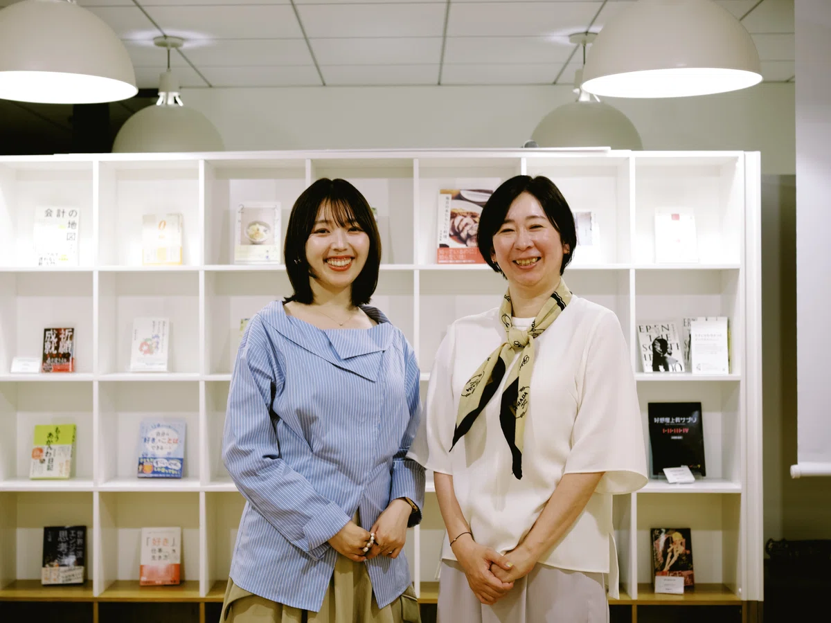 三宅香帆さんと朱野帰子さんのお写真