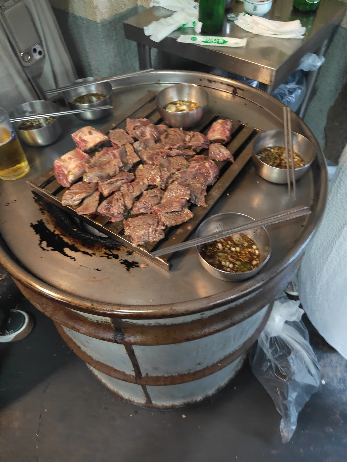 ドラム缶で焼くスタイル。テレビで見たことあるやつ