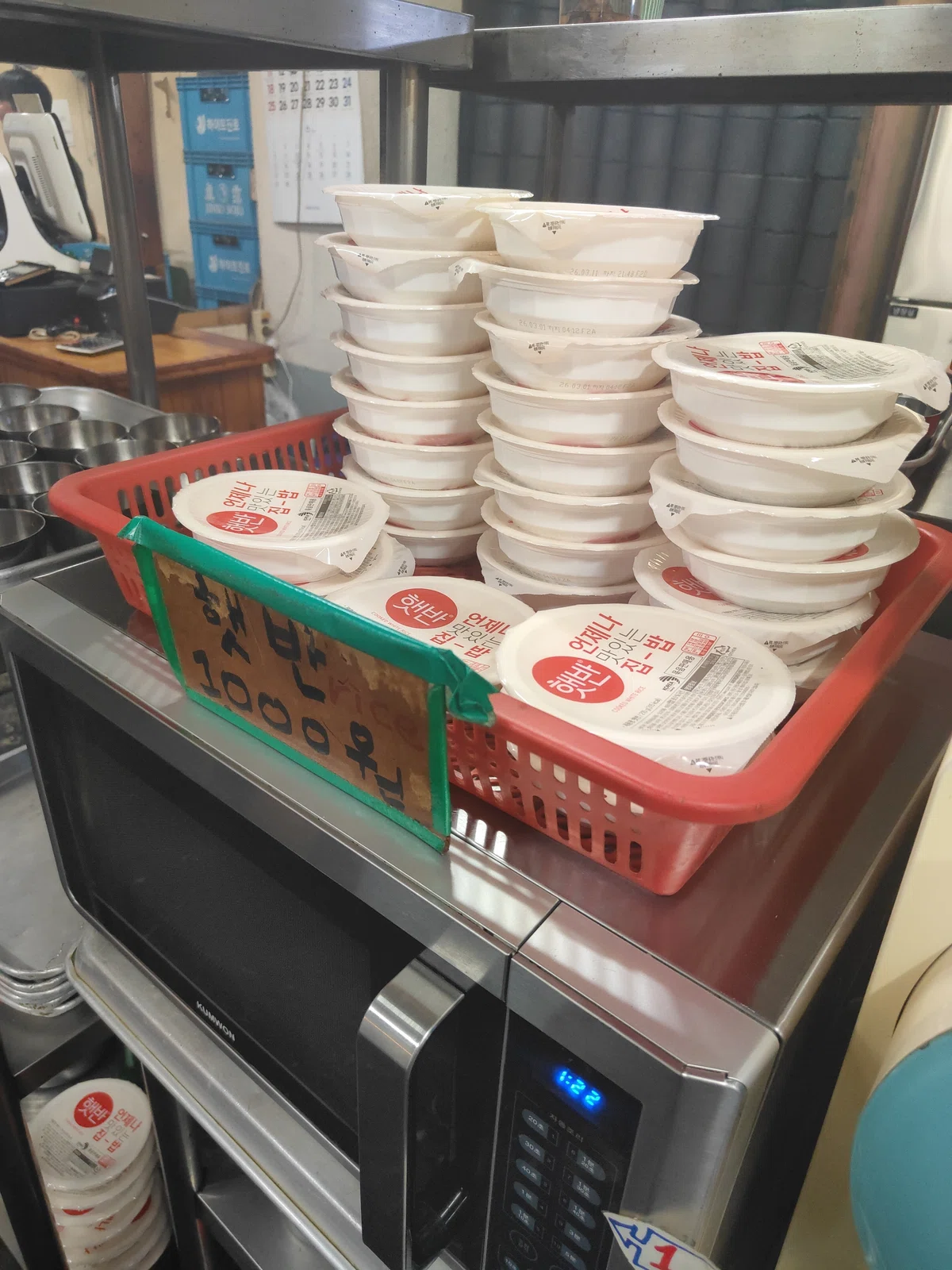 ごはんはセルフ。電子レンジで温めるタイプ