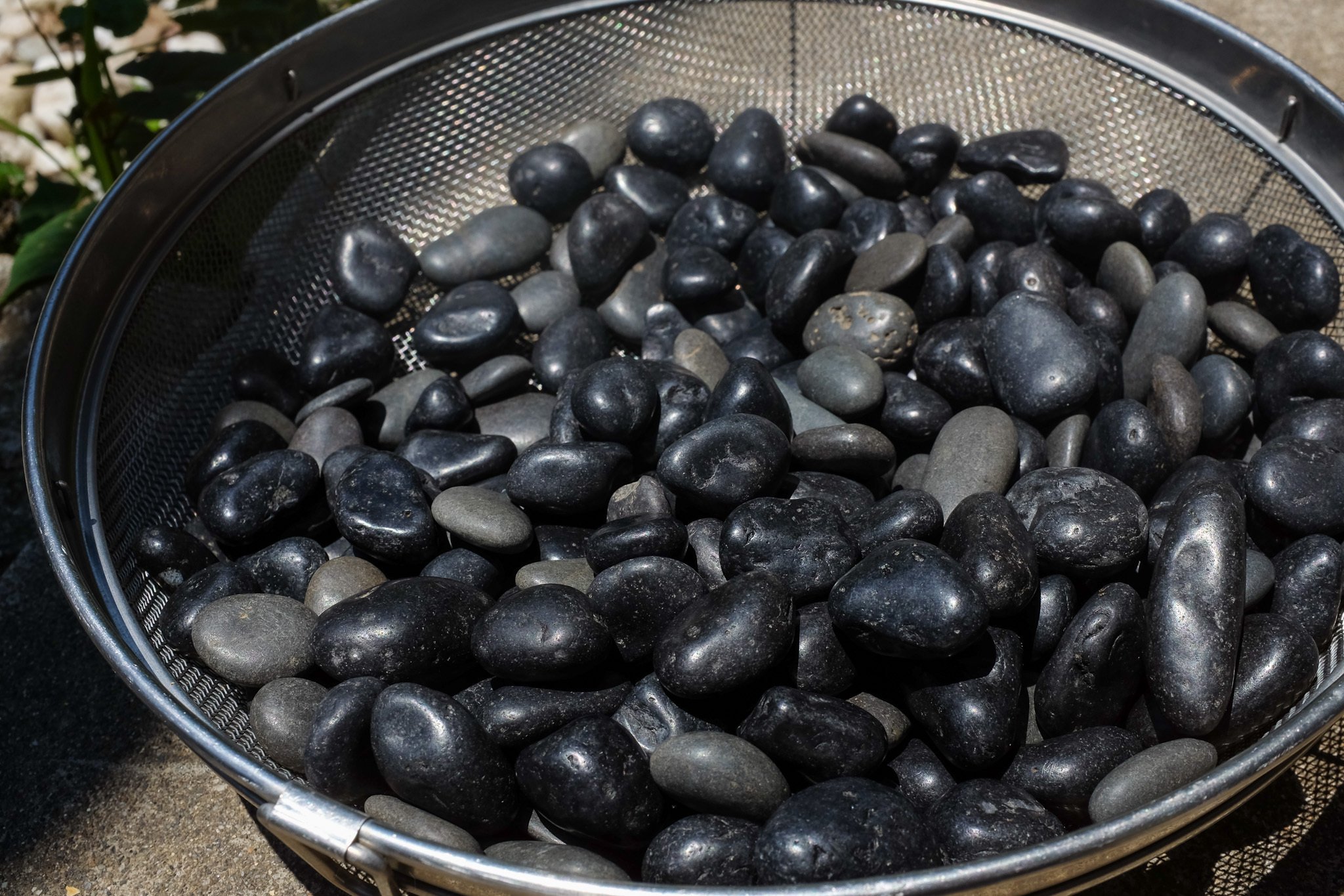 那智黒石とそれっぽい輸入石材。｜渡来 徹 | 花道家