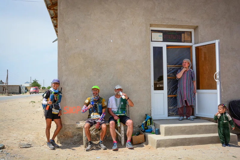 壁に「SHOP」とスプレー(Photo Credit: Global Limits)