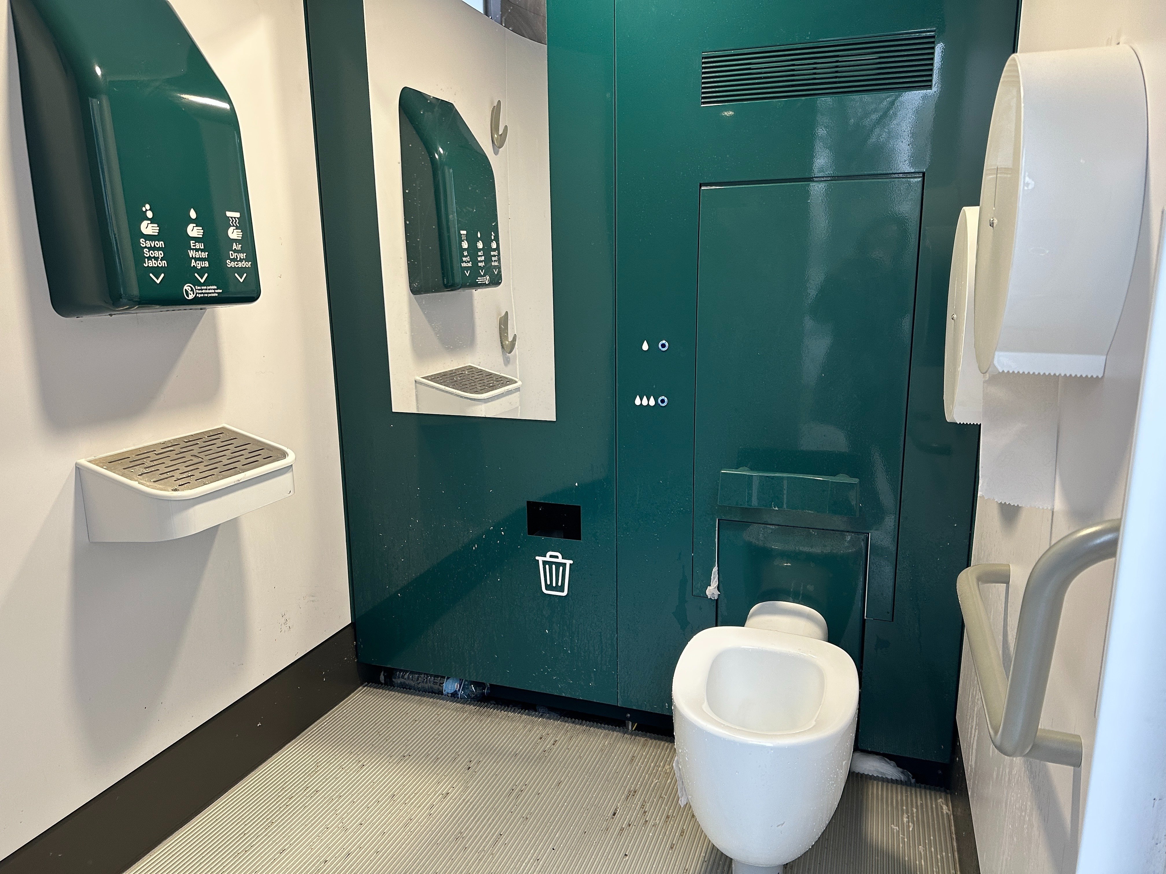 サニゼット内部の様子（清掃のばらつきに注意）