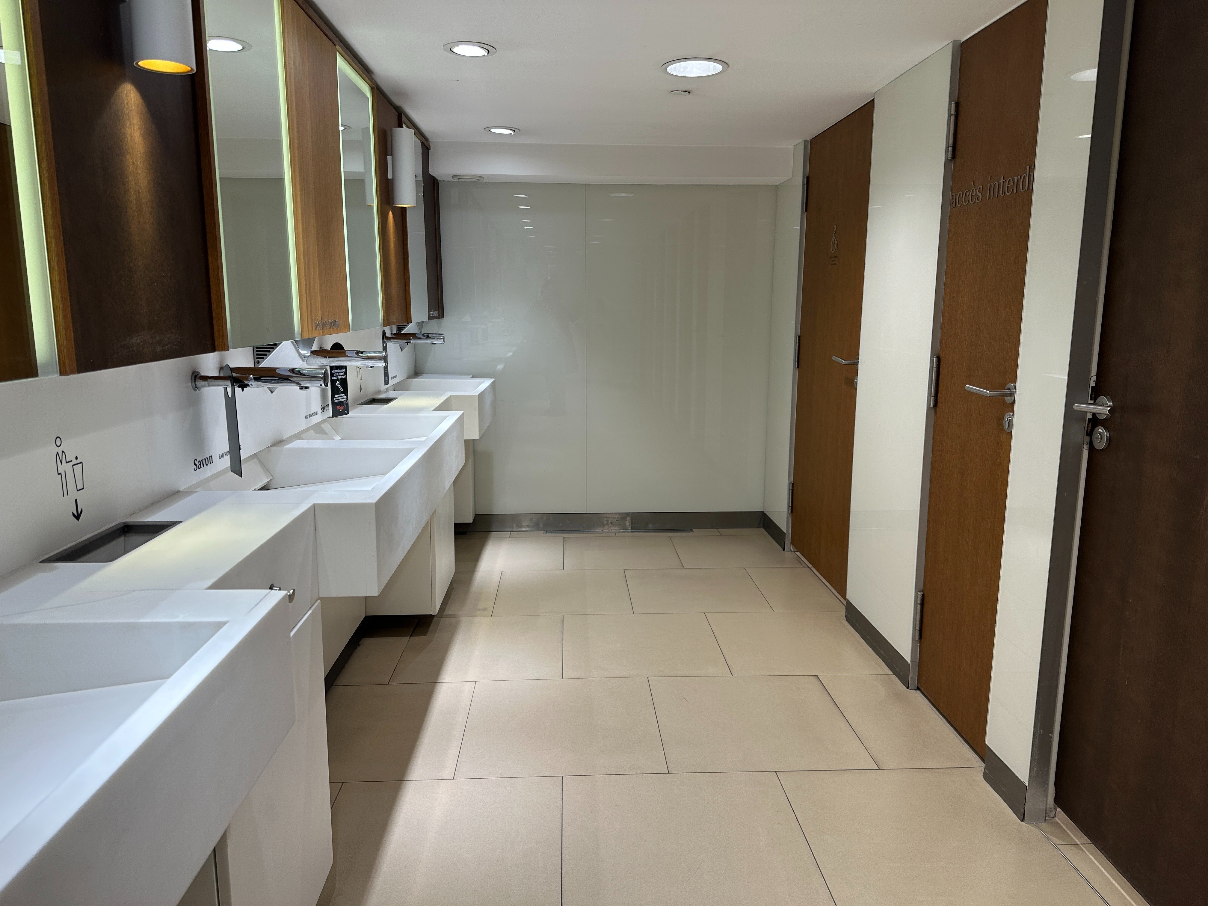 ショッピングセンターの有料トイレ入口