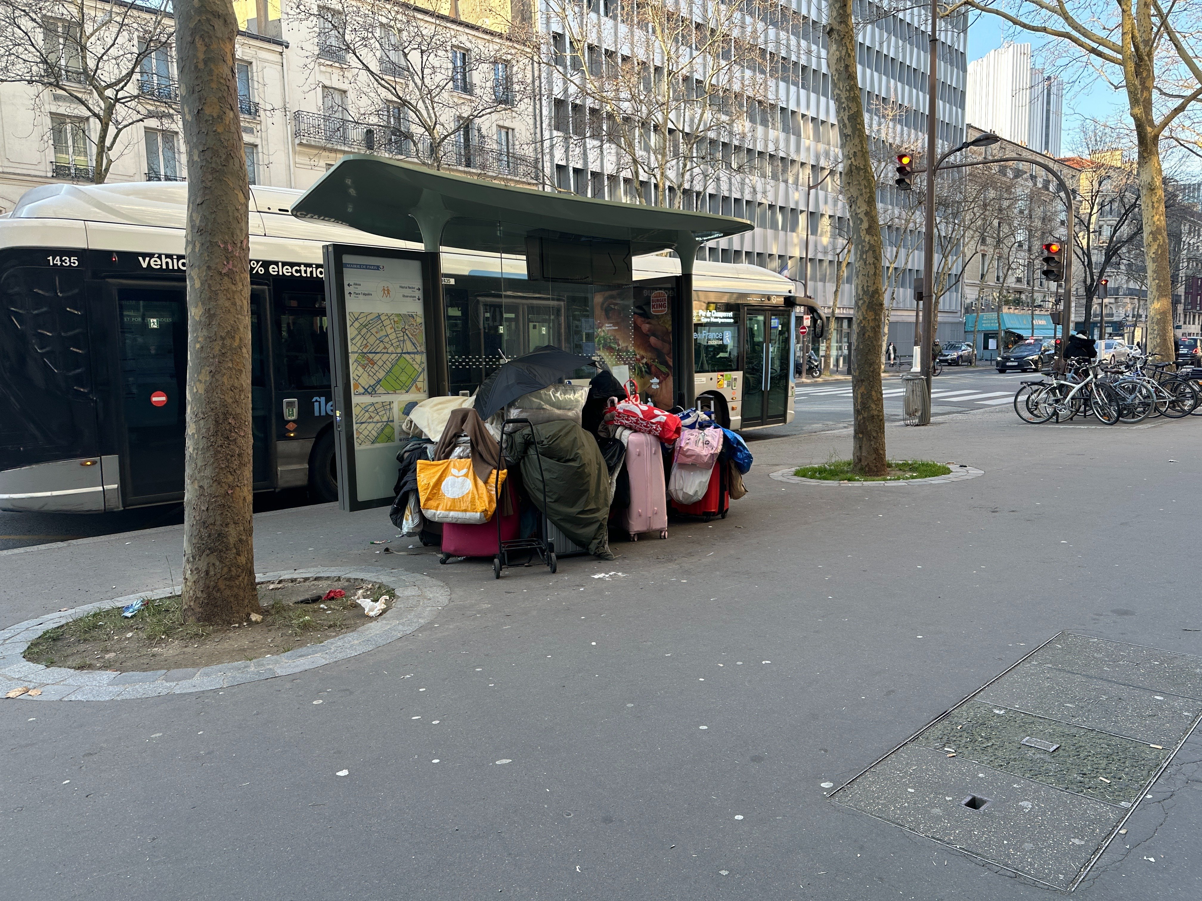 パリの通りの様子（ゴミなどが散見）