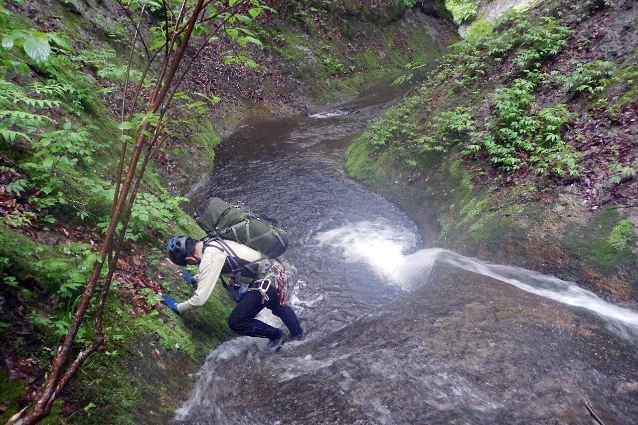 東北の沢でナメ歩きと焚火を楽しむ－栗子山塊・摺上川叶堂沢源流部