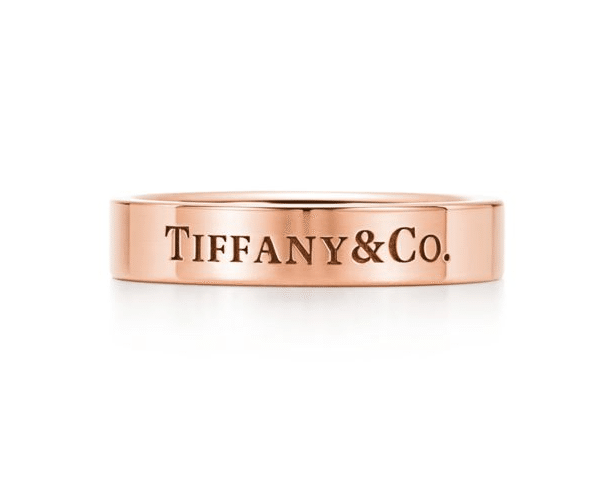 ティファニーのフラットバンドリング ― シンプルだけど特別な