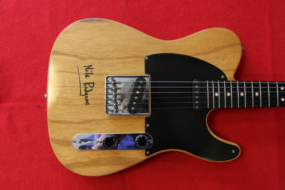 愛用ギターは20年物のテレキャスター、Fender製でなくTemjin製