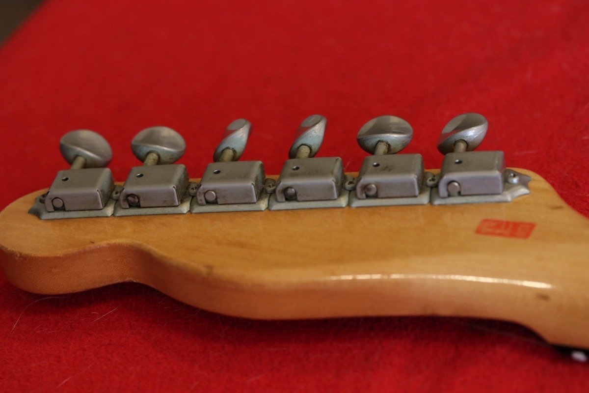 愛用ギターは20年物のテレキャスター、Fender製でなくTemjin製