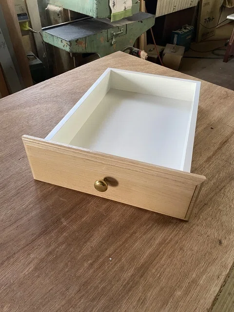 引き出しの前板と家具の扉だけの製作交換出来ます — 古くても、顔だけ