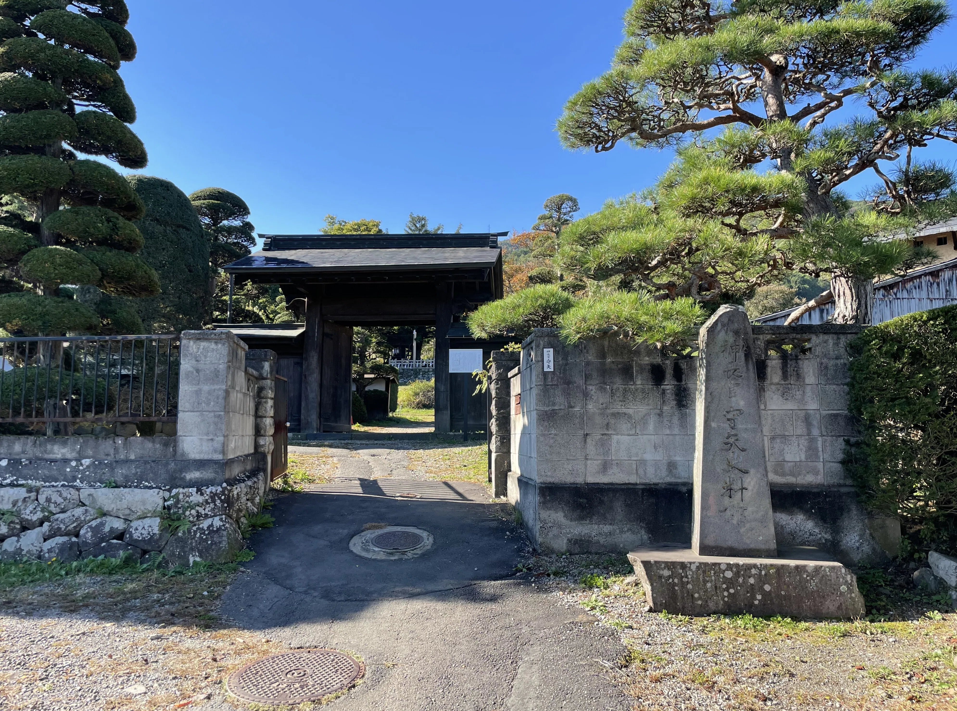 地域に同化する建築は、素朴なようで実は骨太！【神長官守矢史料館