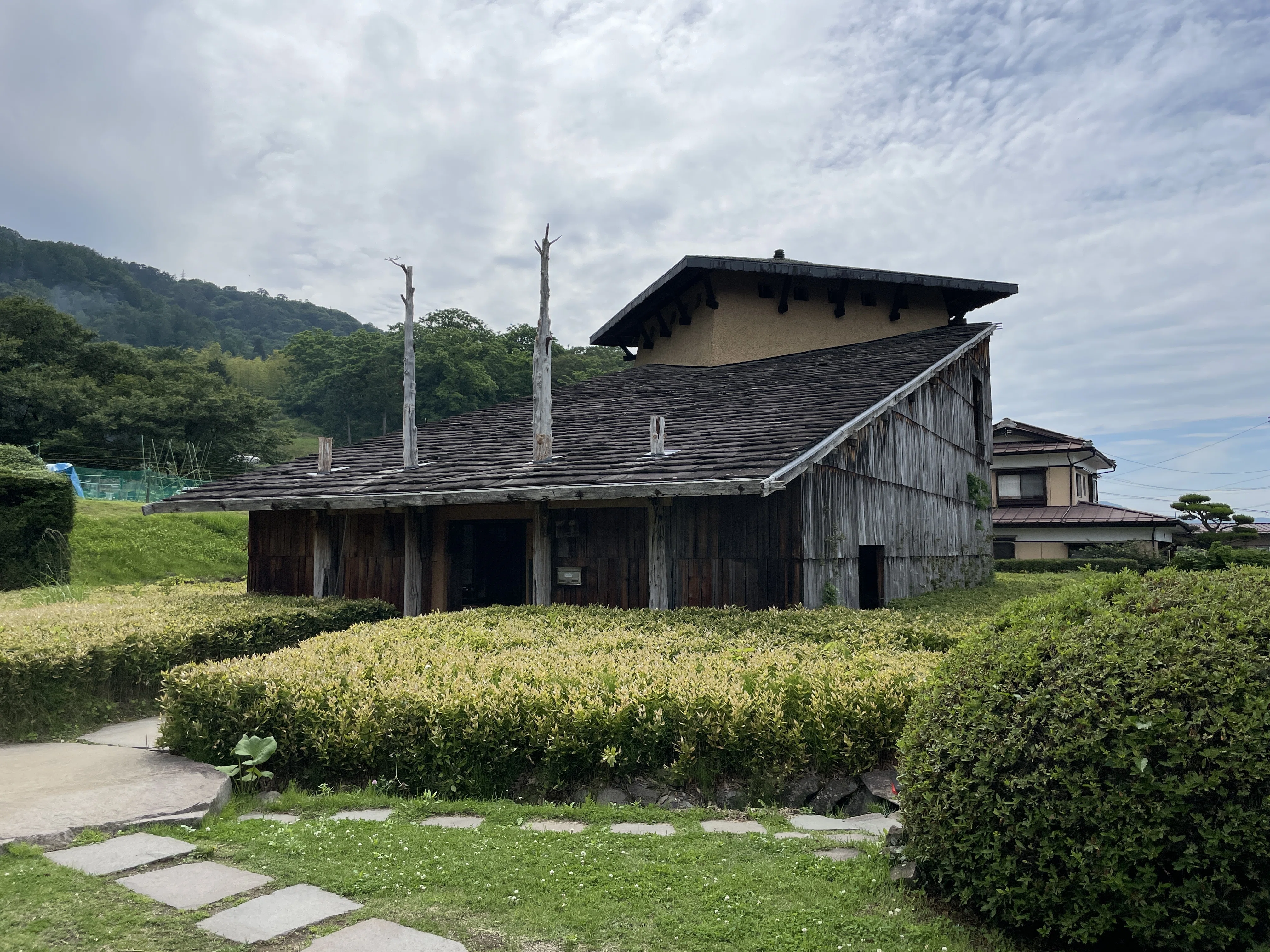 地域に同化する建築は、素朴なようで実は骨太！【神長官守矢史料館