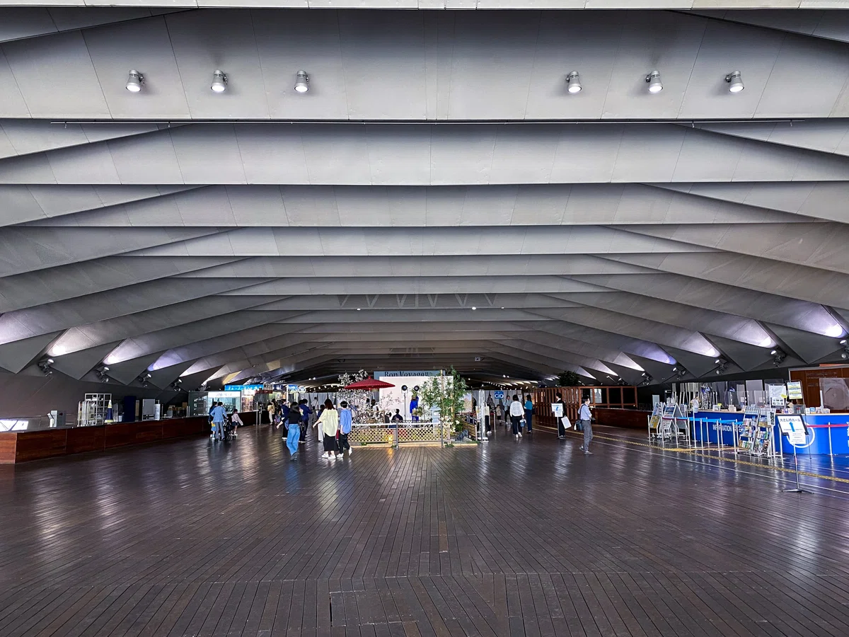 桟橋とターミナルが一体となった構造が斬新です!!/横浜港大さん橋 国際客船ターミナル|才谷梅太郎