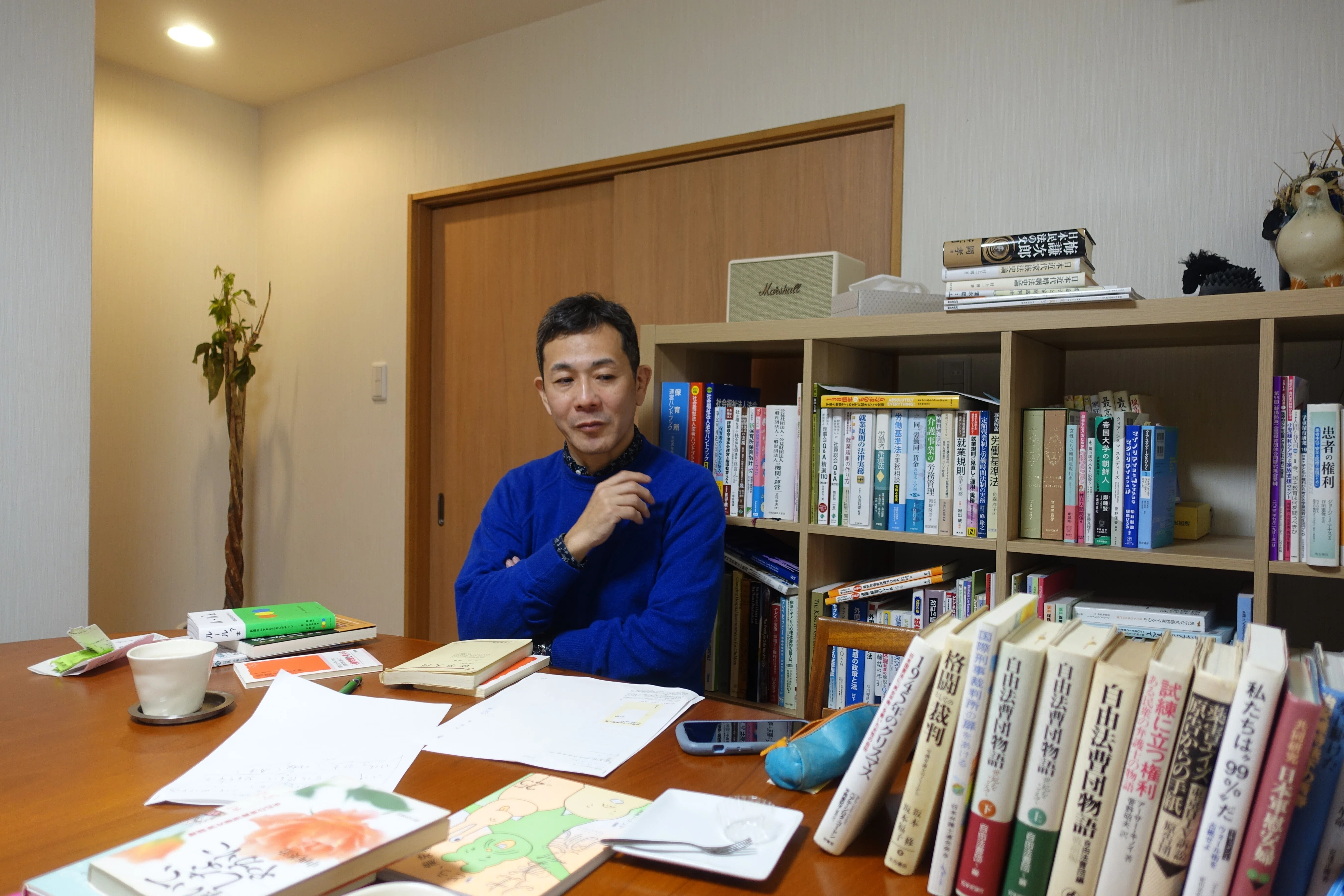 法を知ることはみんなで生き延びる力になる弁護士・國本依伸さんに聞く