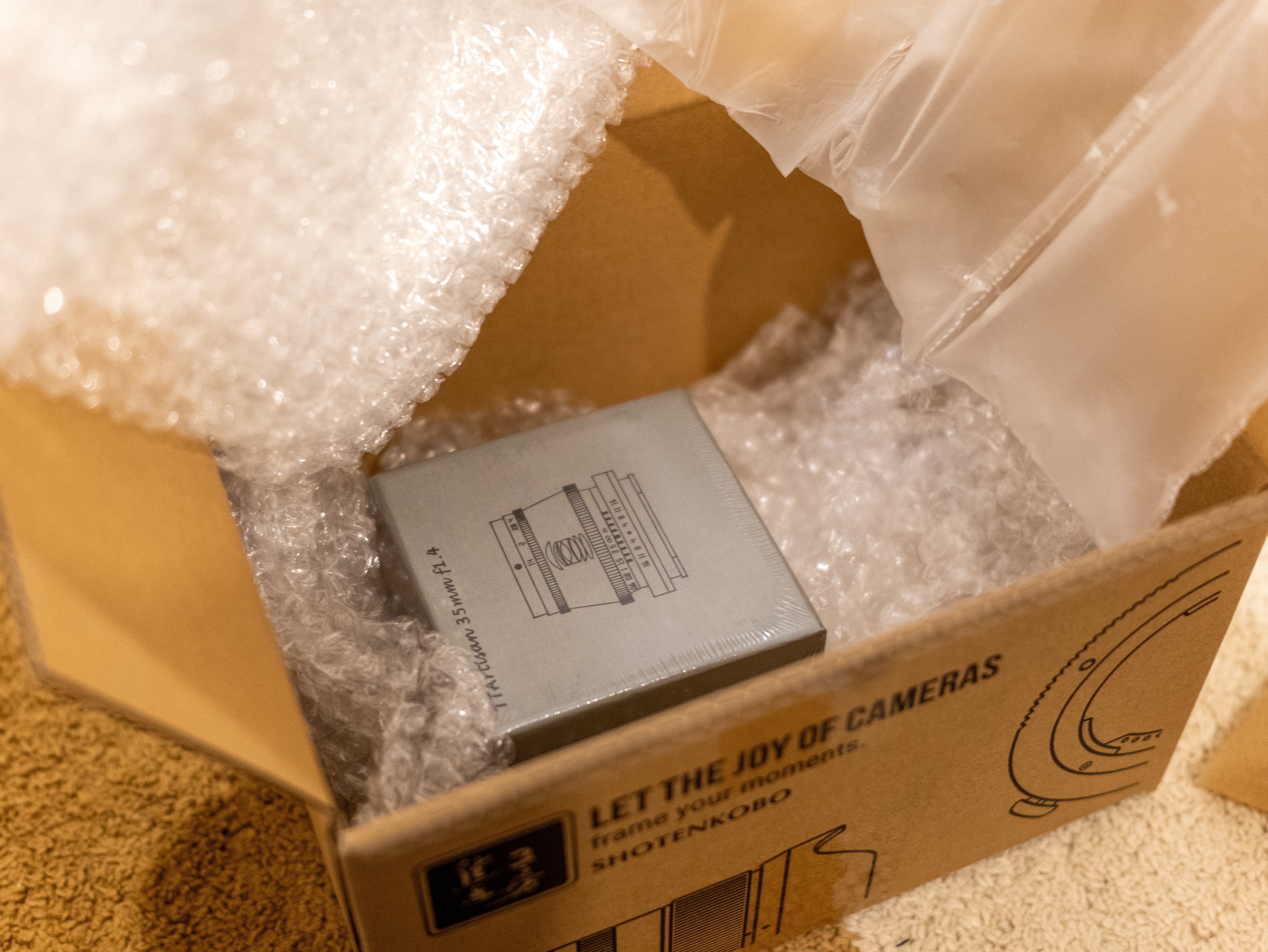 [新品]TTArtisan 35mm F1.4 レンズ 開封済 銘匠光学 TTArtisan 35mm f/1.4 C 開封レビュー！！｜鈴木ユートピア