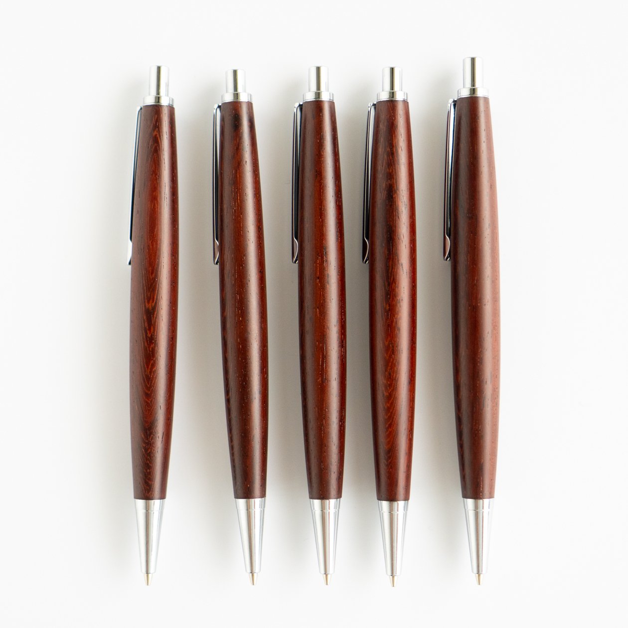 赤い木のペンを探している方へ｜自然素材で個性を演出するおすすめ2選