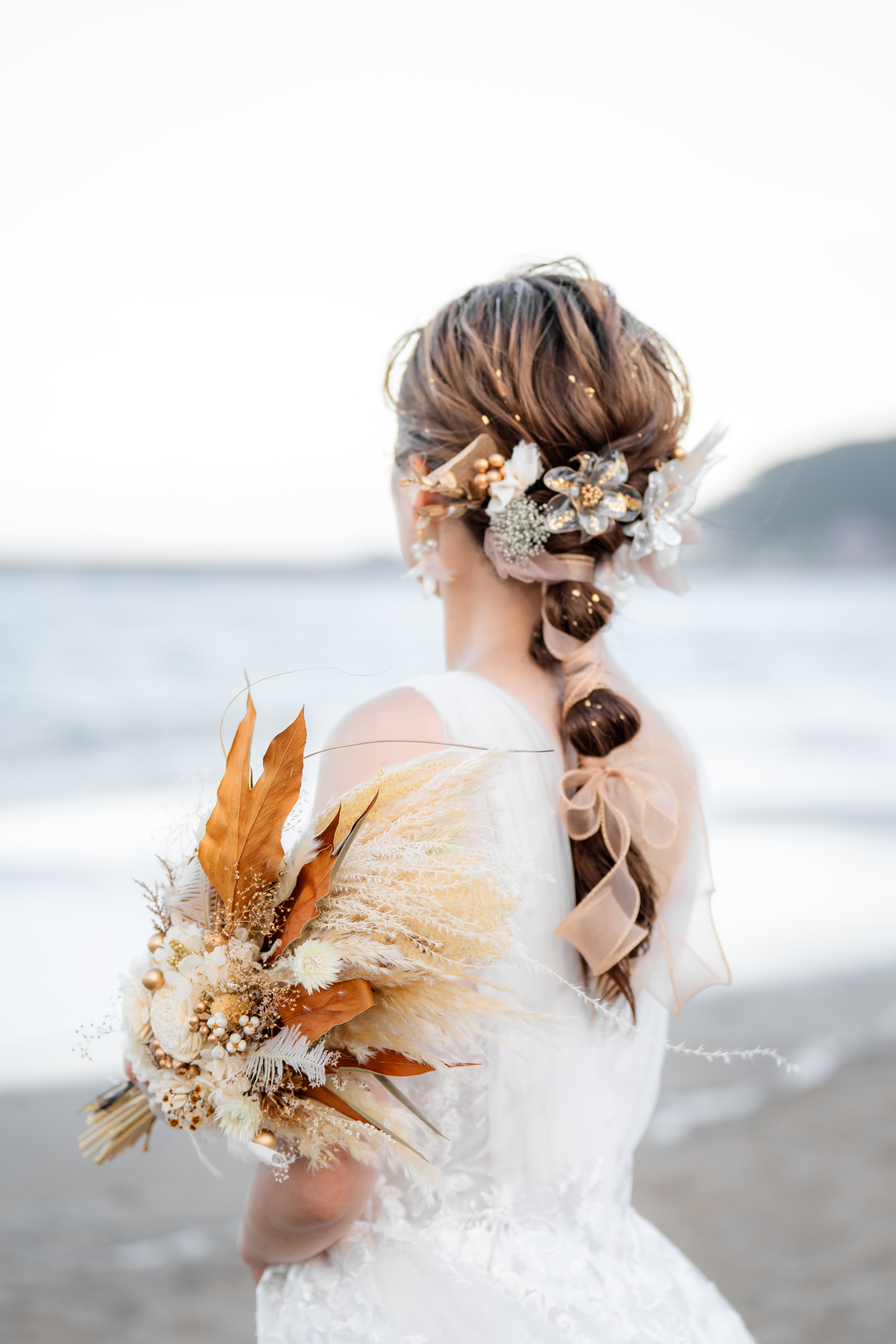 女性必見！】結婚式前撮りで人気のヘアスタイル特集💍｜ウェディング前