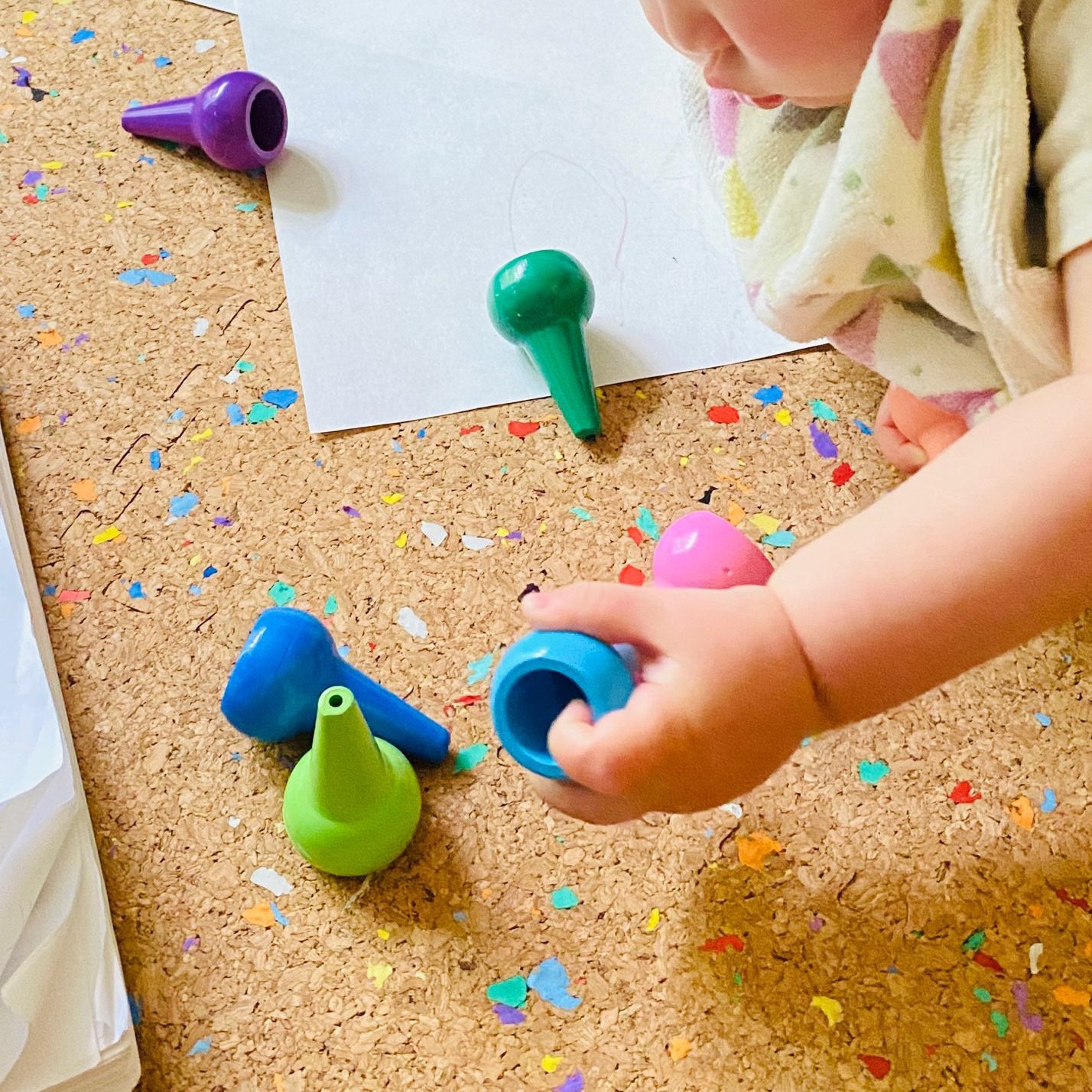 手描きアート作品 クレヨン使用 (1歳児) クレヨン遊びを保育に取り入れよう！【ねらい・遊びのアイデア