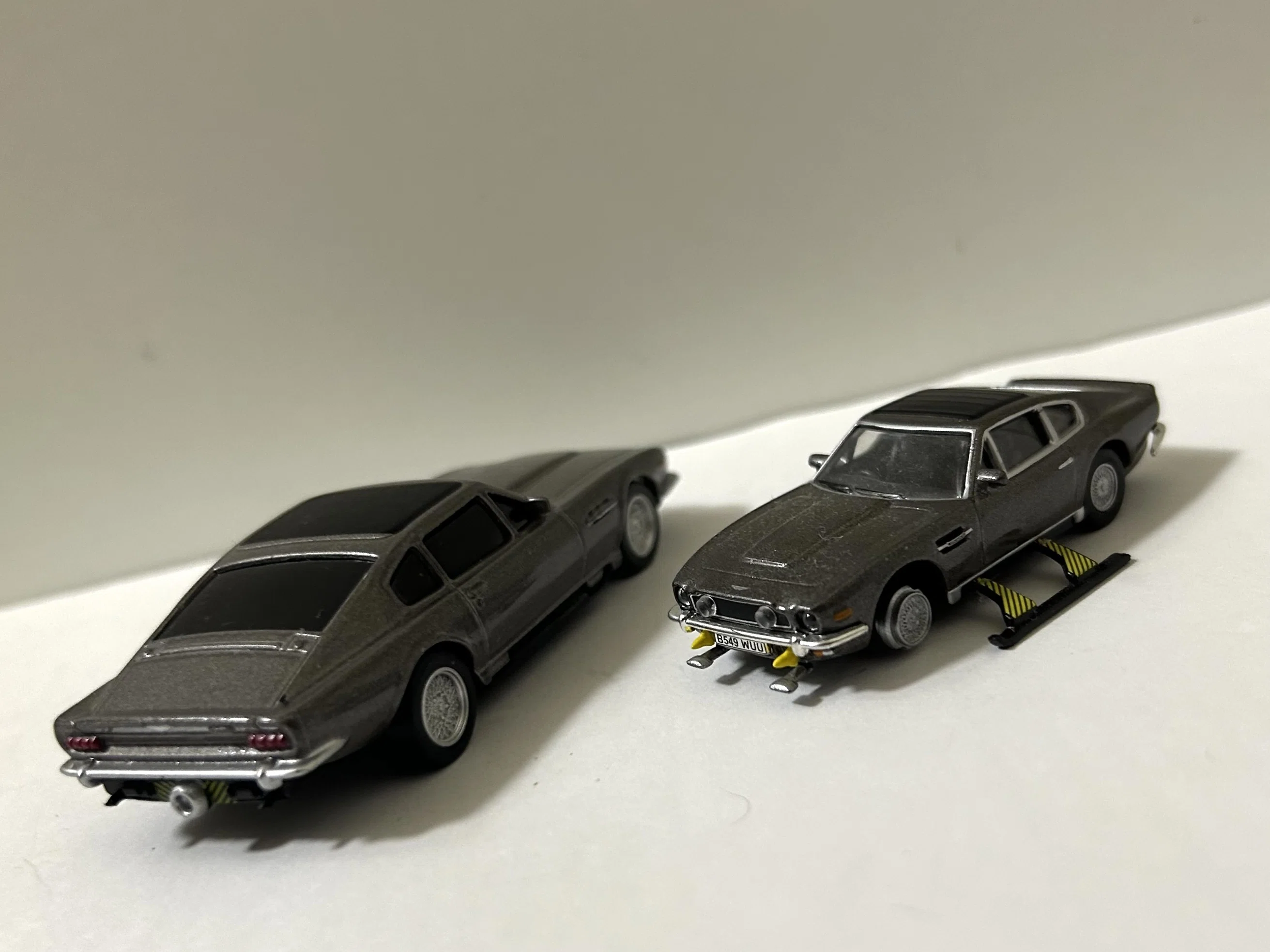 スロットカーレビュー] Scalextric Aston martin V8 Vantage 