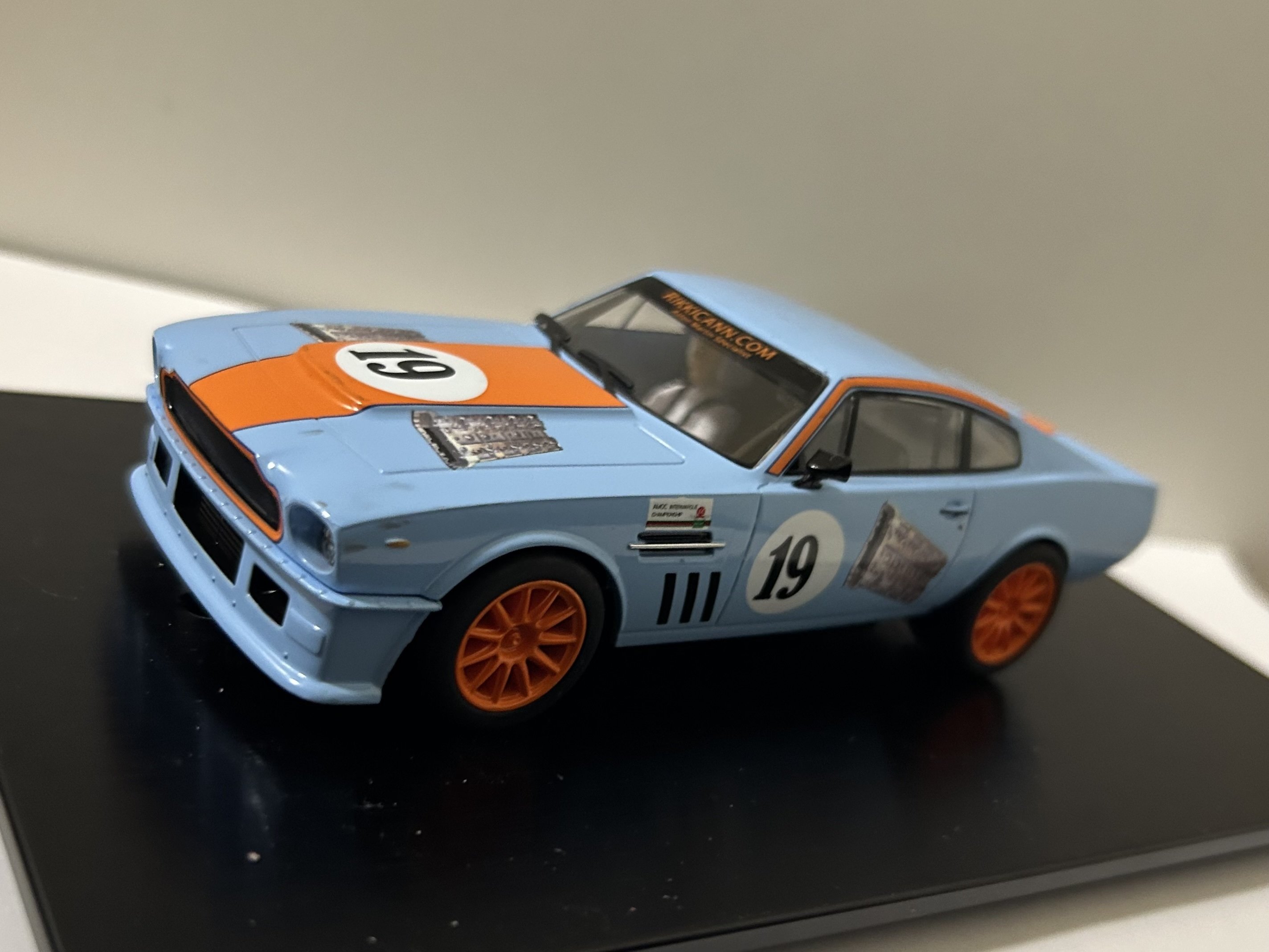 スロットカーレビュー] Scalextric Aston martin V8 Vantage 