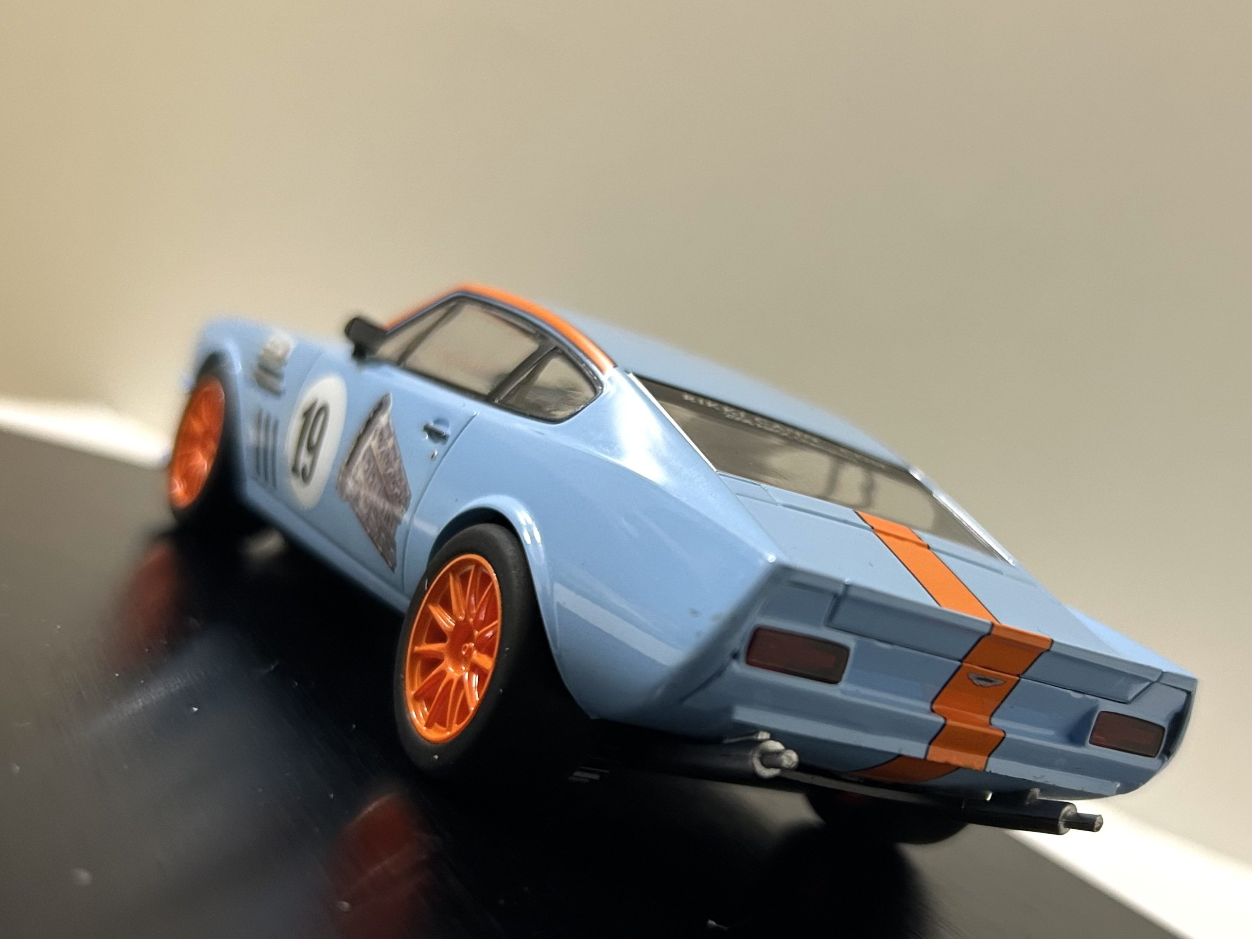 スロットカーレビュー] Scalextric Aston martin V8 Vantage 