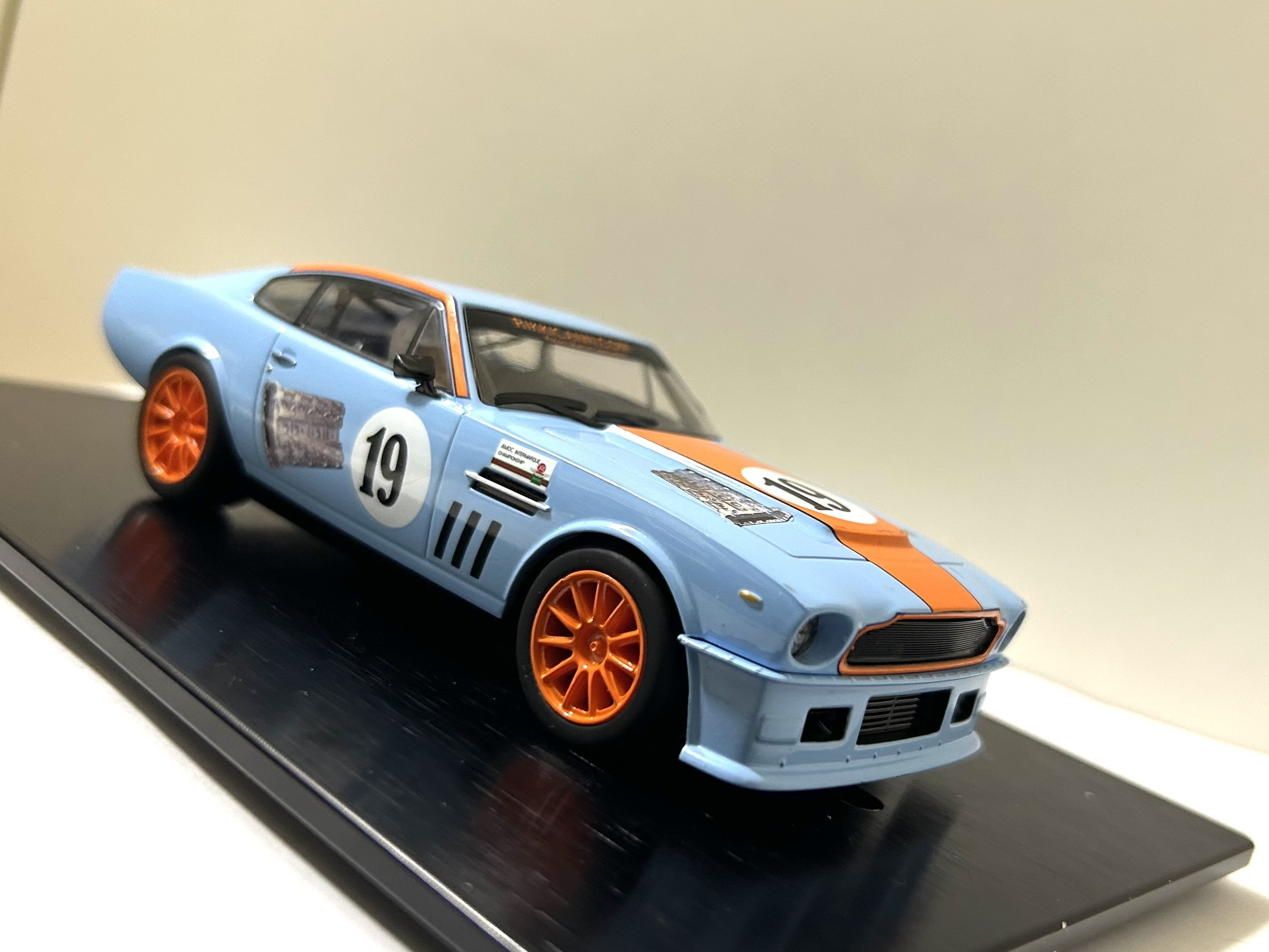 スロットカーレビュー] Scalextric Aston martin V8 Vantage 