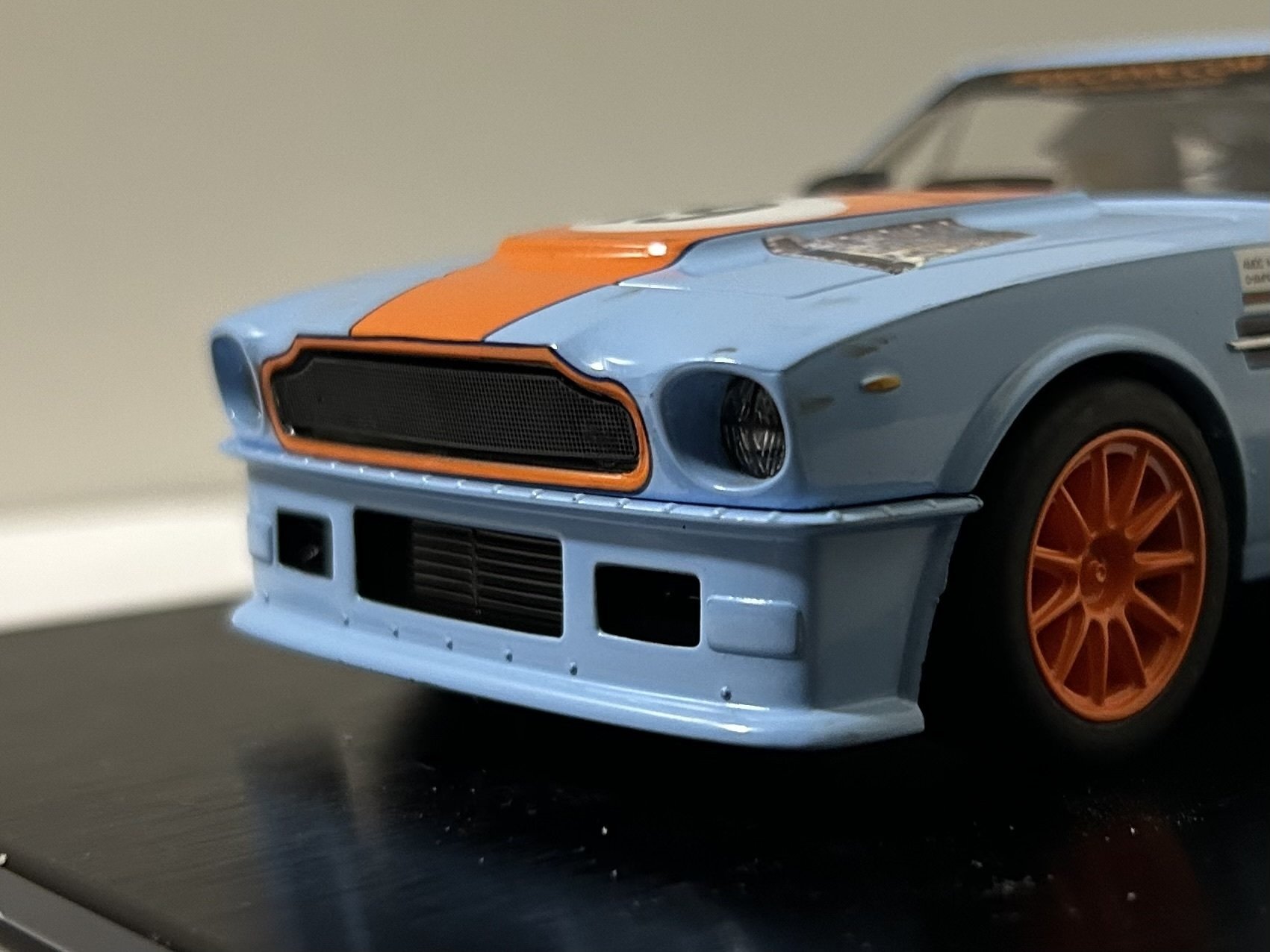 スロットカーレビュー] Scalextric Aston martin V8 Vantage 