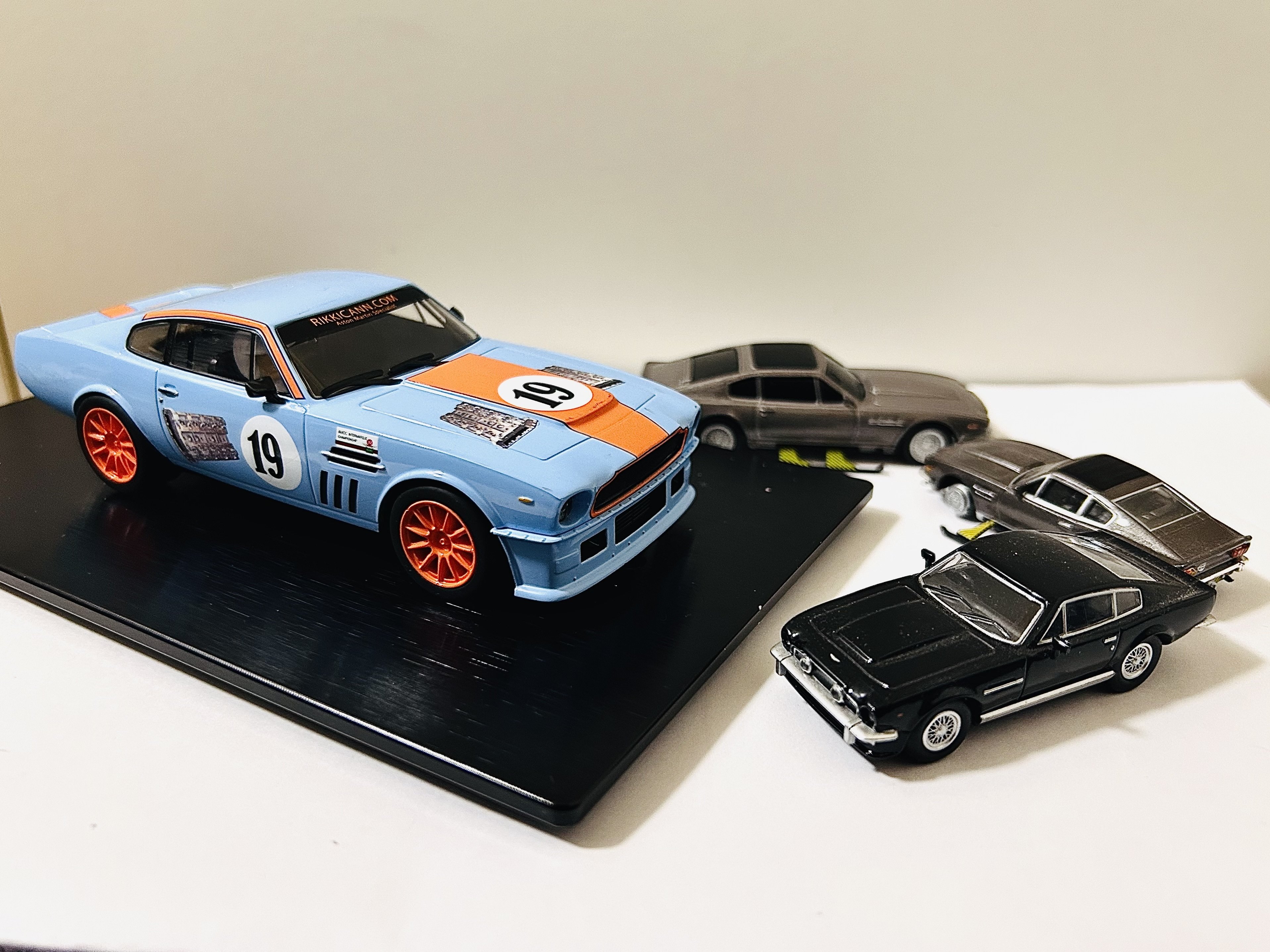 スロットカーレビュー] Scalextric Aston martin V8 Vantage 