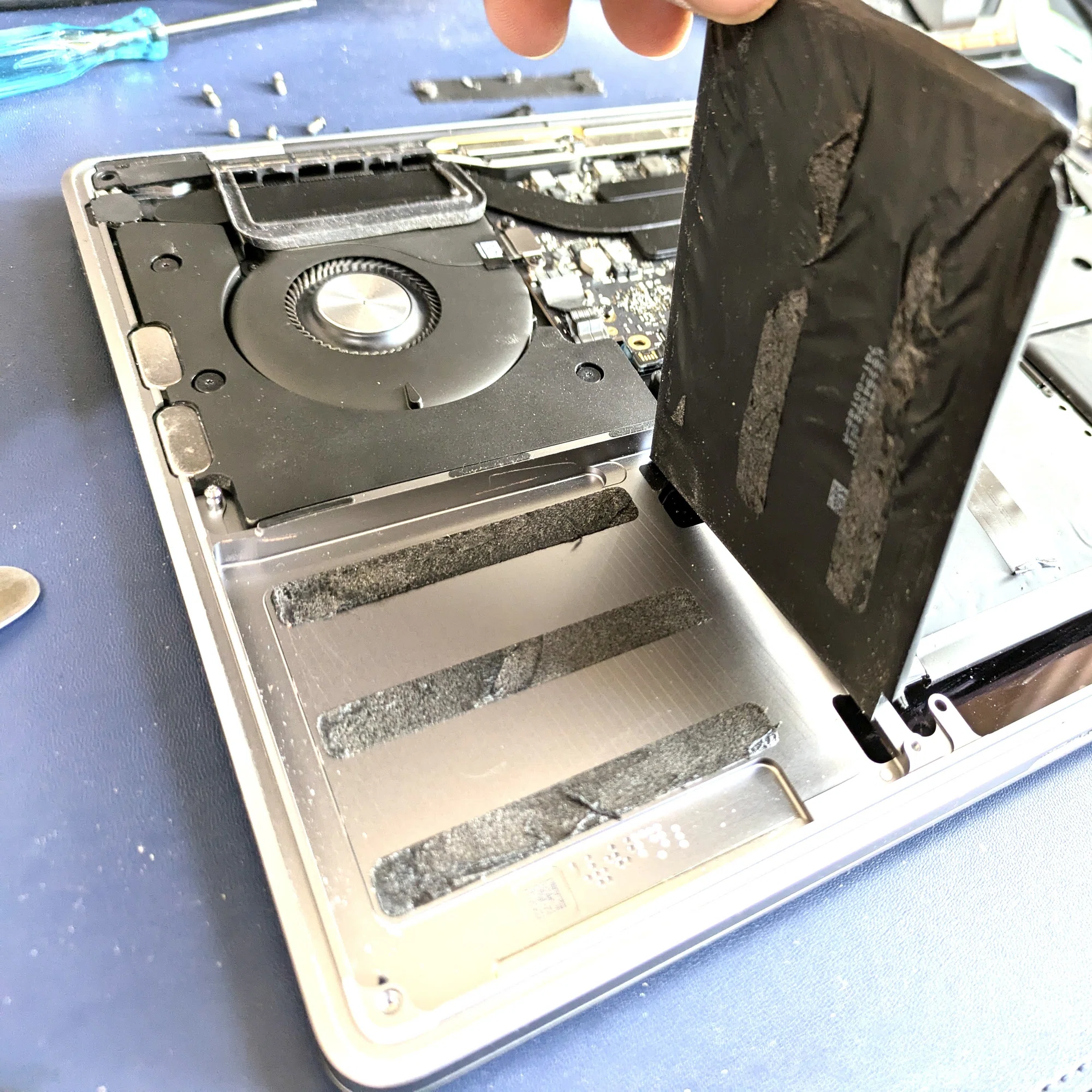 MacBook Pro Late 2017 (A1708) バッテリ (A1713) 交換｜うなむにさん