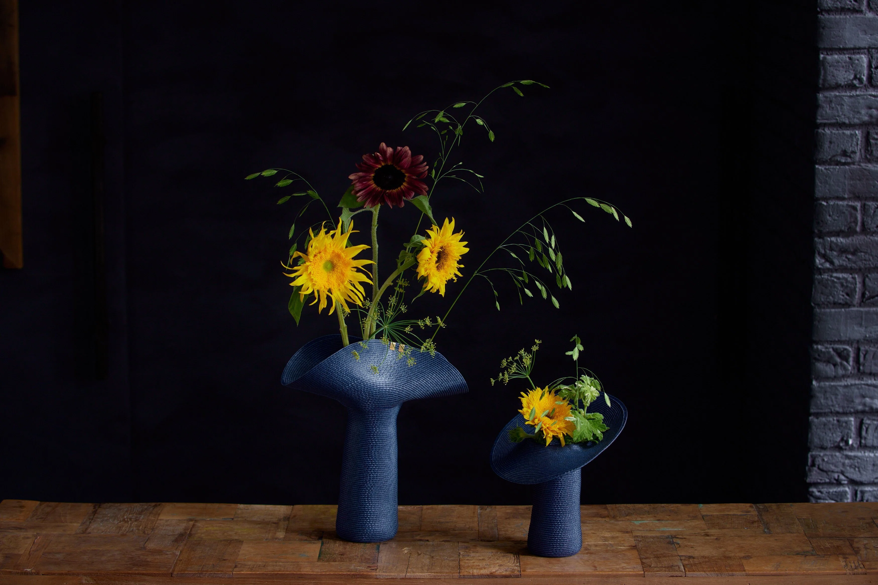まるで帽子のような佇まい。花を飾る行為が、アートに触れる体験に